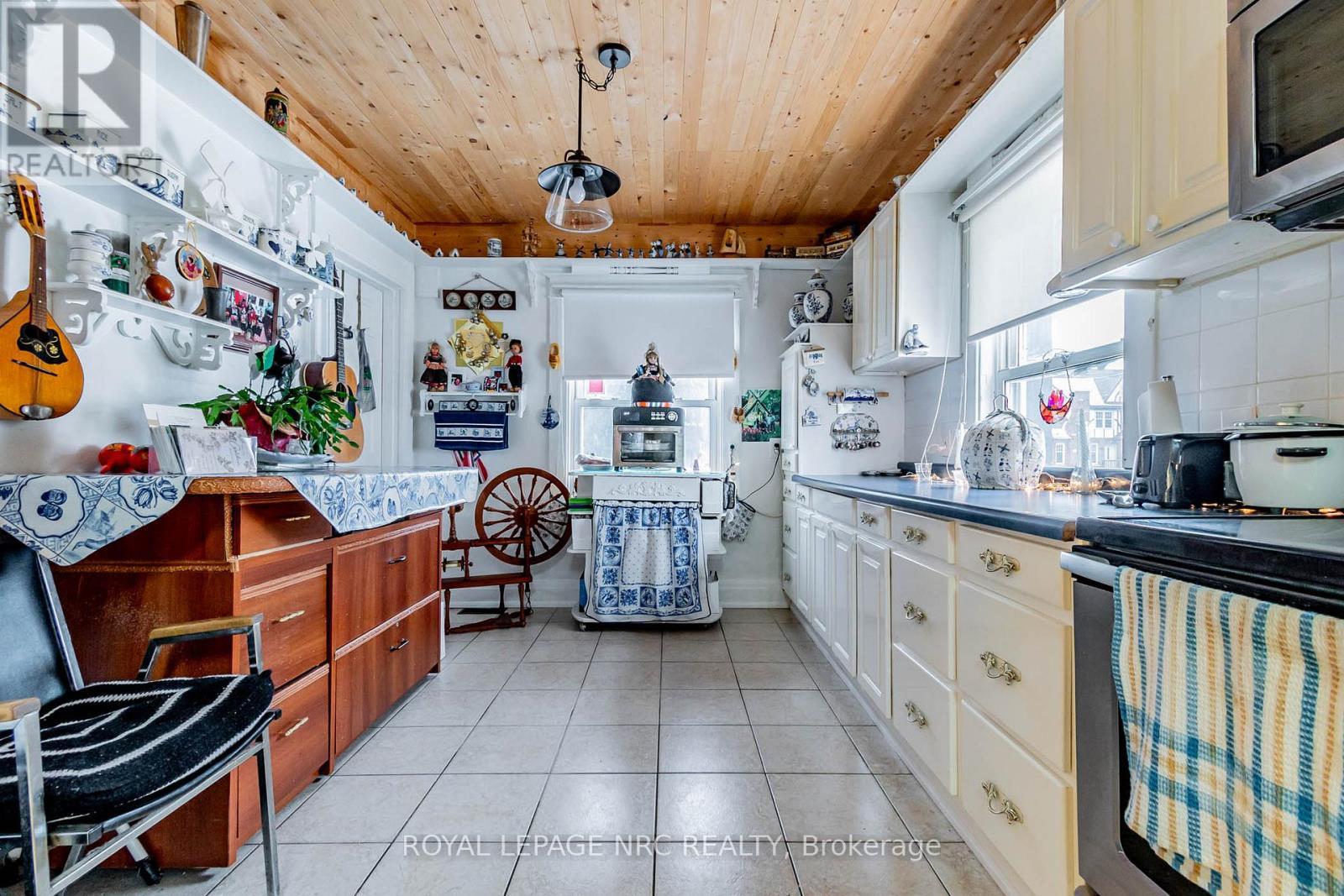 












6490 THOROLD STONE ROAD

,
Niagara Falls (Morrison),




Ontario
L2J1B3


