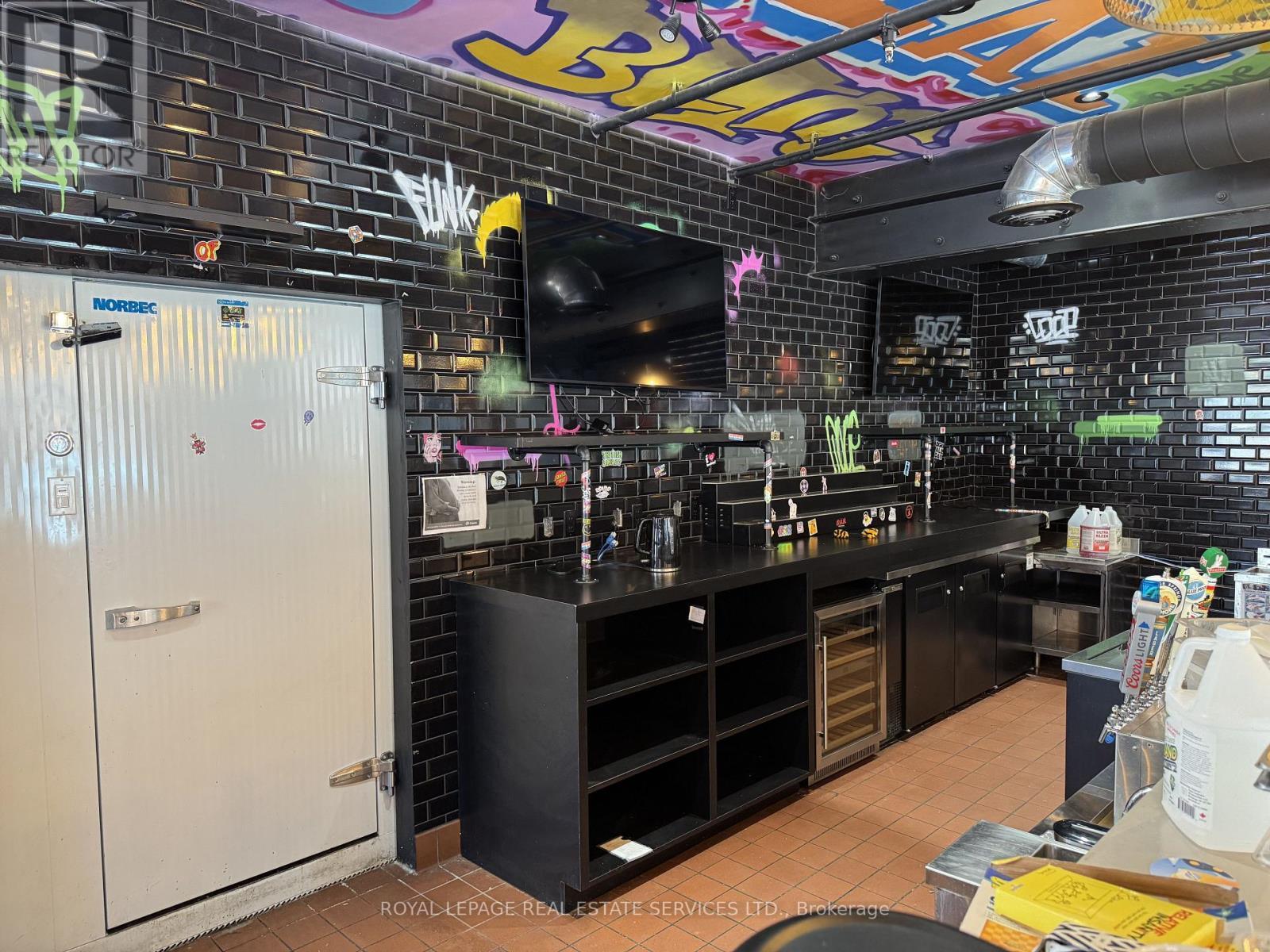 












1 QUEEN STREET N

,
Kitchener,




Ontario
N2H2G7

