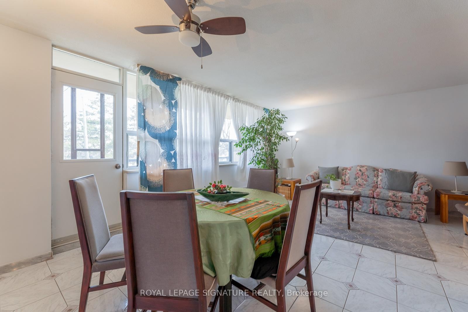 









5


Frith

Road, 209,
Toronto,




ON
M3N 2L5

