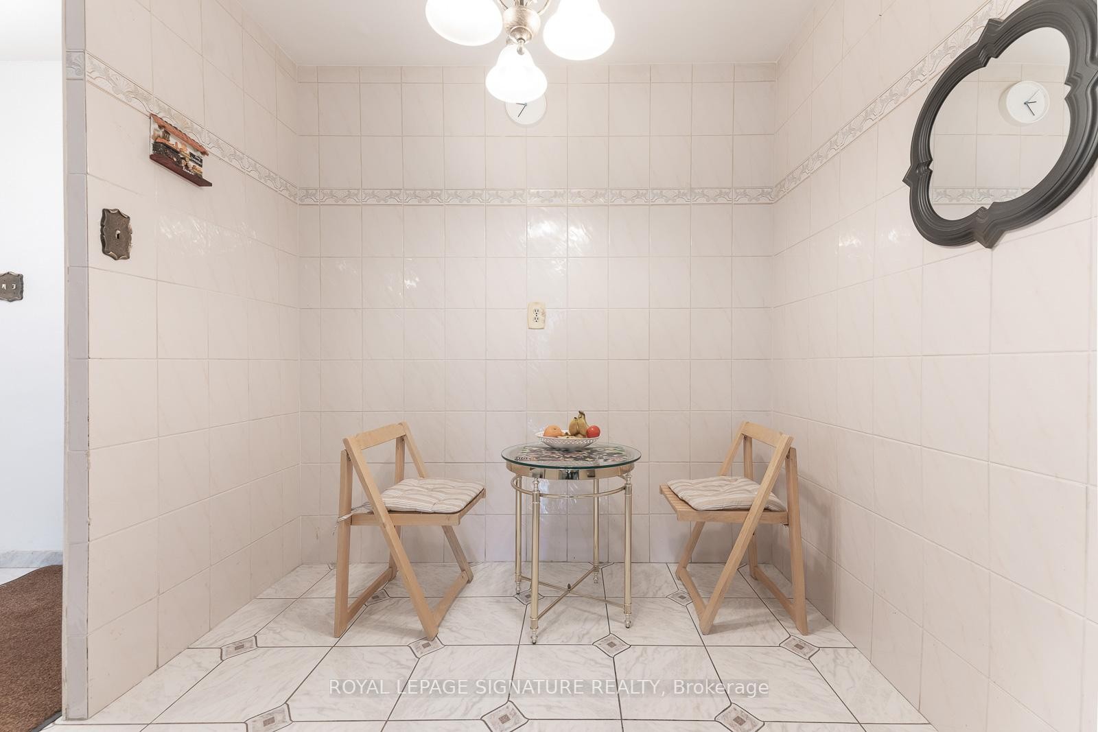 









5


Frith

Road, 209,
Toronto,




ON
M3N 2L5

