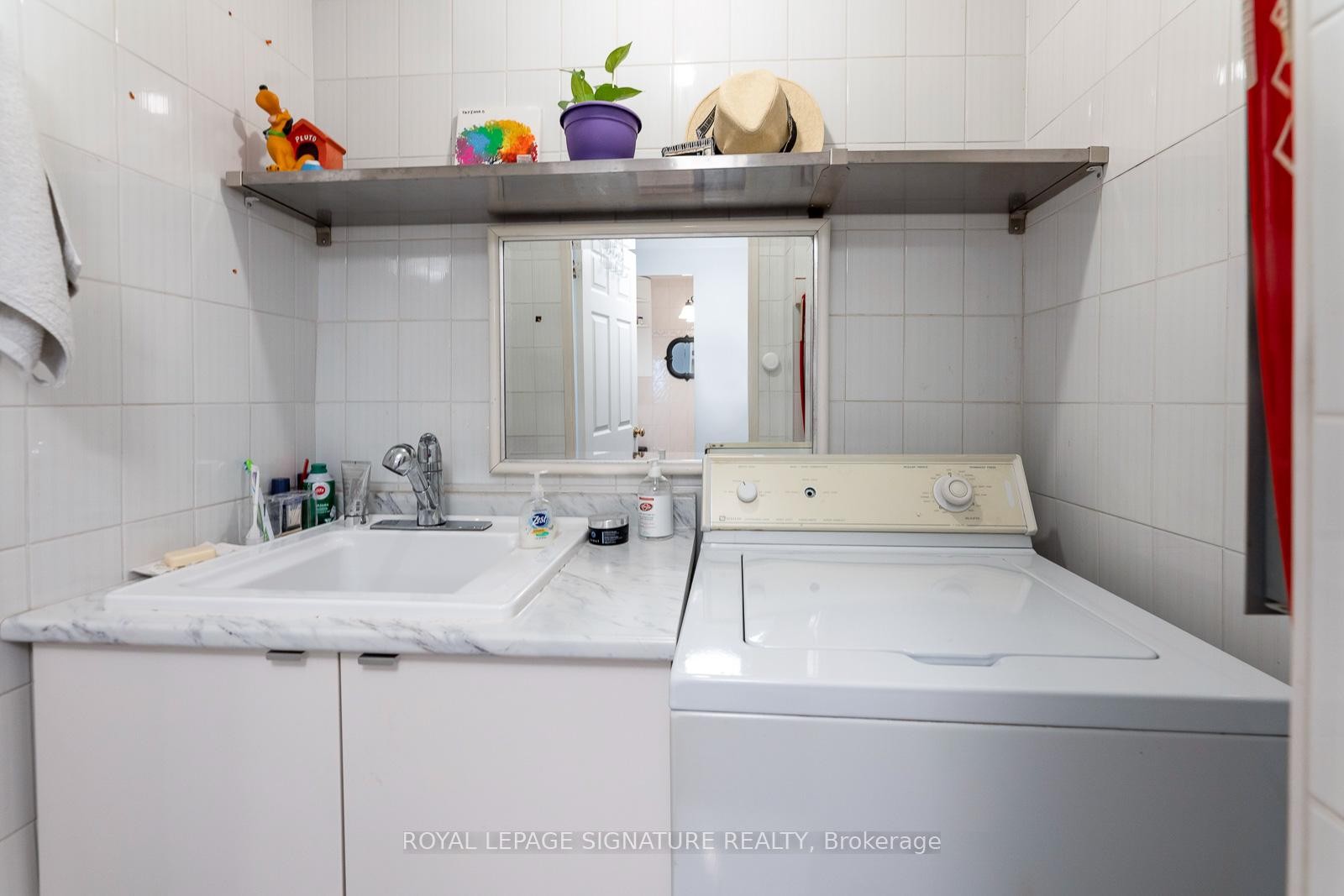 









5


Frith

Road, 209,
Toronto,




ON
M3N 2L5

