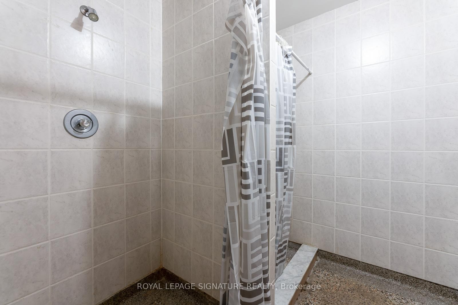 









5


Frith

Road, 209,
Toronto,




ON
M3N 2L5

