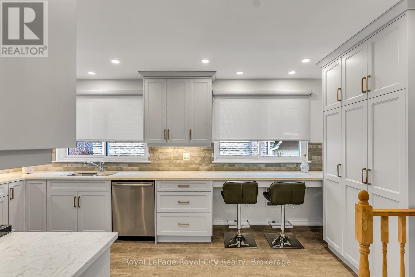 












113 FIFE ROAD

,
Guelph (Willow West/Sugarbush/West Acres),




Ontario
N1H6X9

