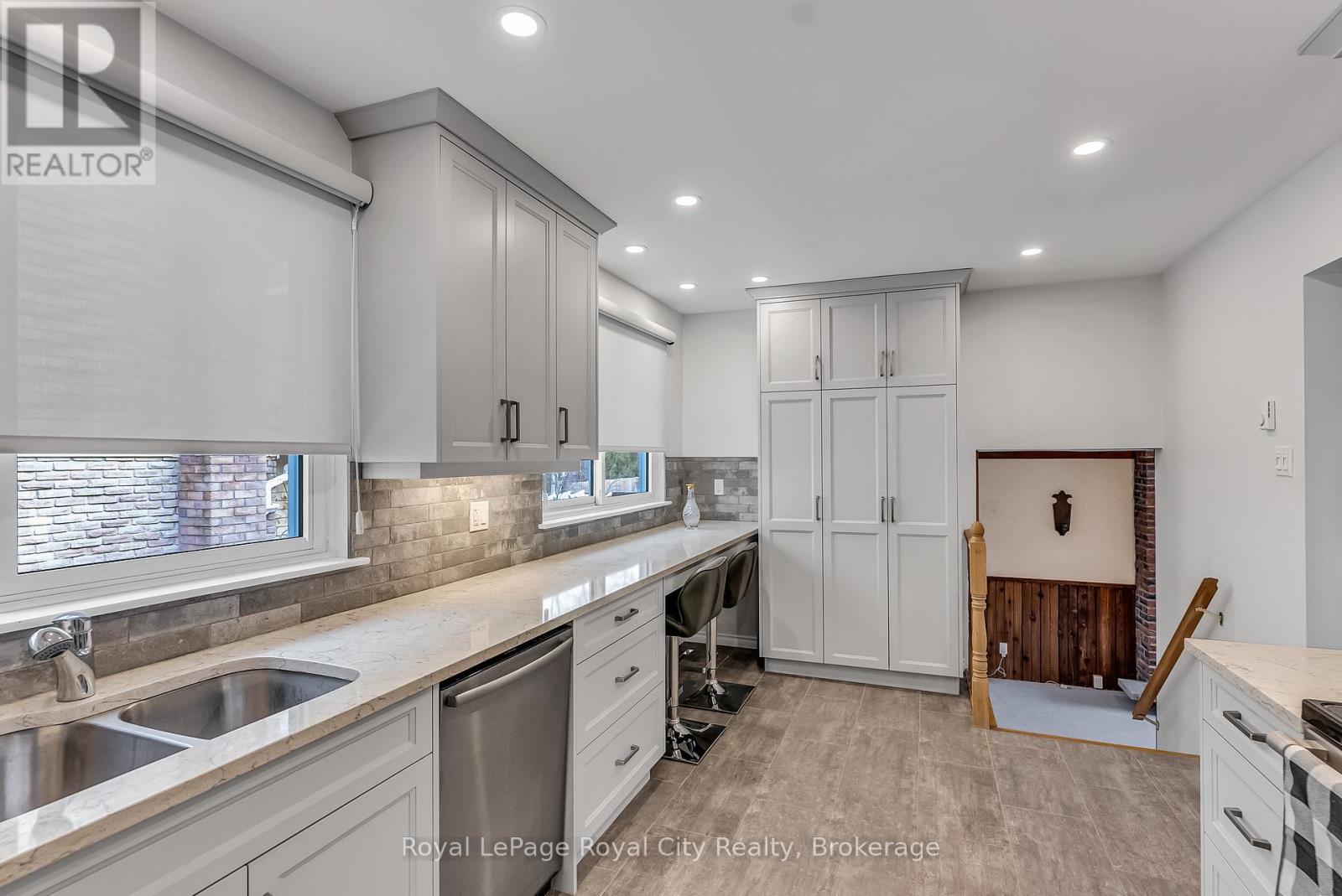 












113 FIFE ROAD

,
Guelph (Willow West/Sugarbush/West Acres),




Ontario
N1H6X9

