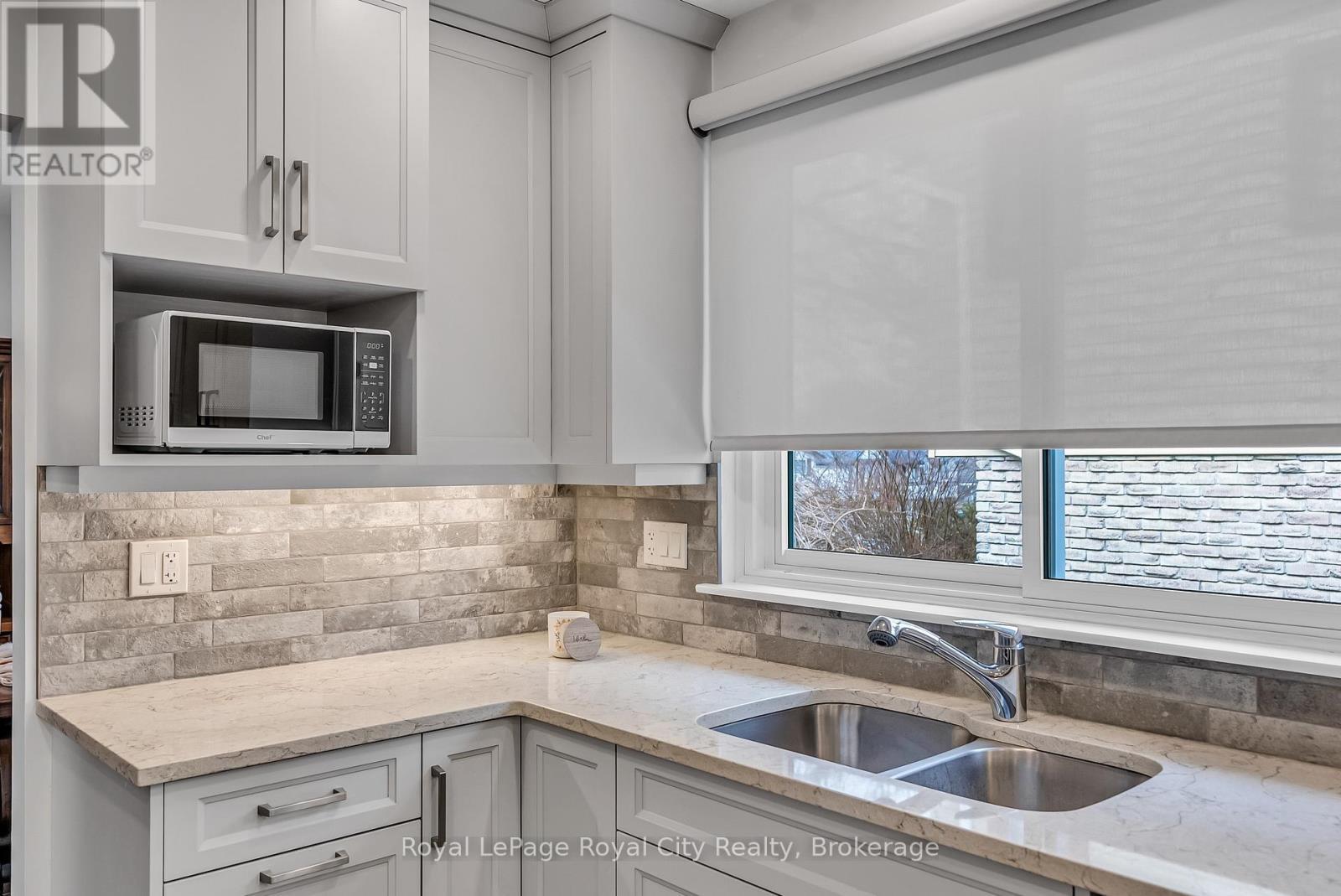 












113 FIFE ROAD

,
Guelph (Willow West/Sugarbush/West Acres),




Ontario
N1H6X9

