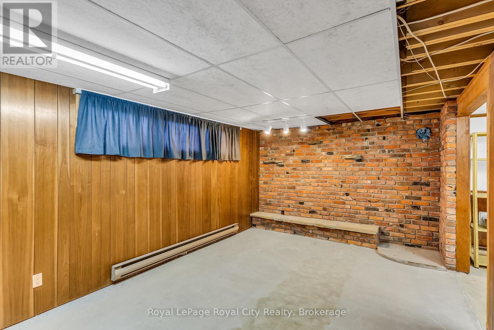 












113 FIFE ROAD

,
Guelph (Willow West/Sugarbush/West Acres),




Ontario
N1H6X9

