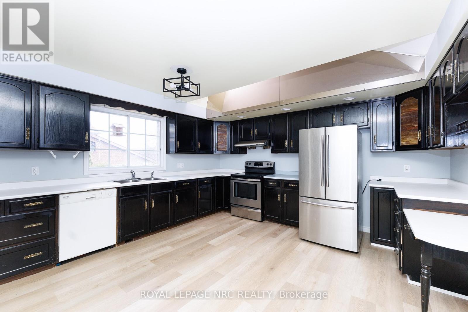 












61 TREMONT DRIVE

,
St. Catharines (Glendale/Glenridge),




Ontario
L2T3Y9

