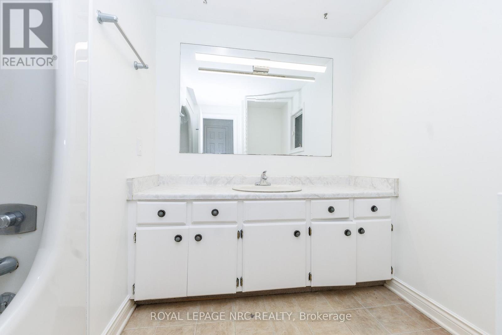 












61 TREMONT DRIVE

,
St. Catharines (Glendale/Glenridge),




Ontario
L2T3Y9


