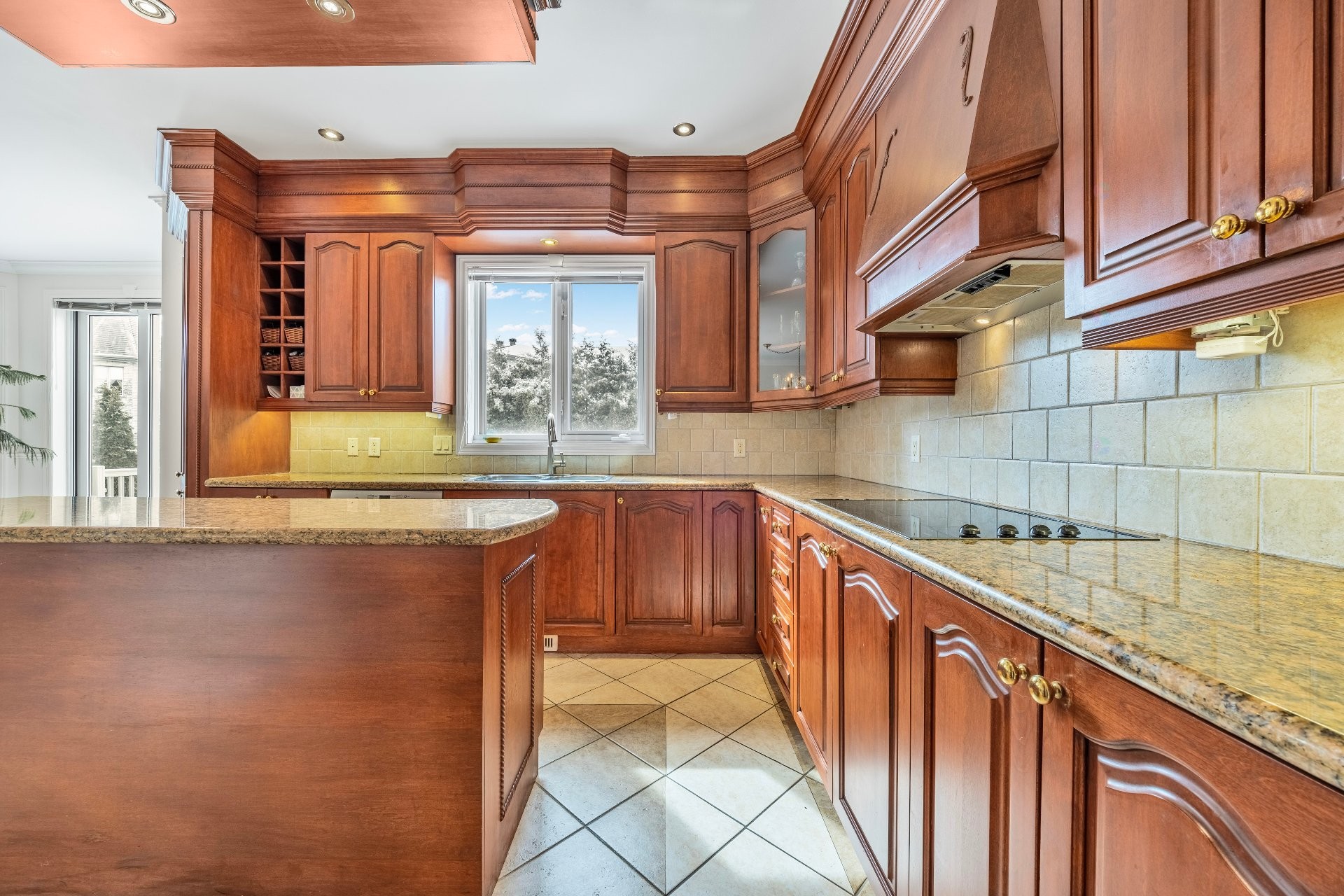 









3402


Av. des Ambassadeurs

,
Laval (Duvernay),




QC
H7E5M3

