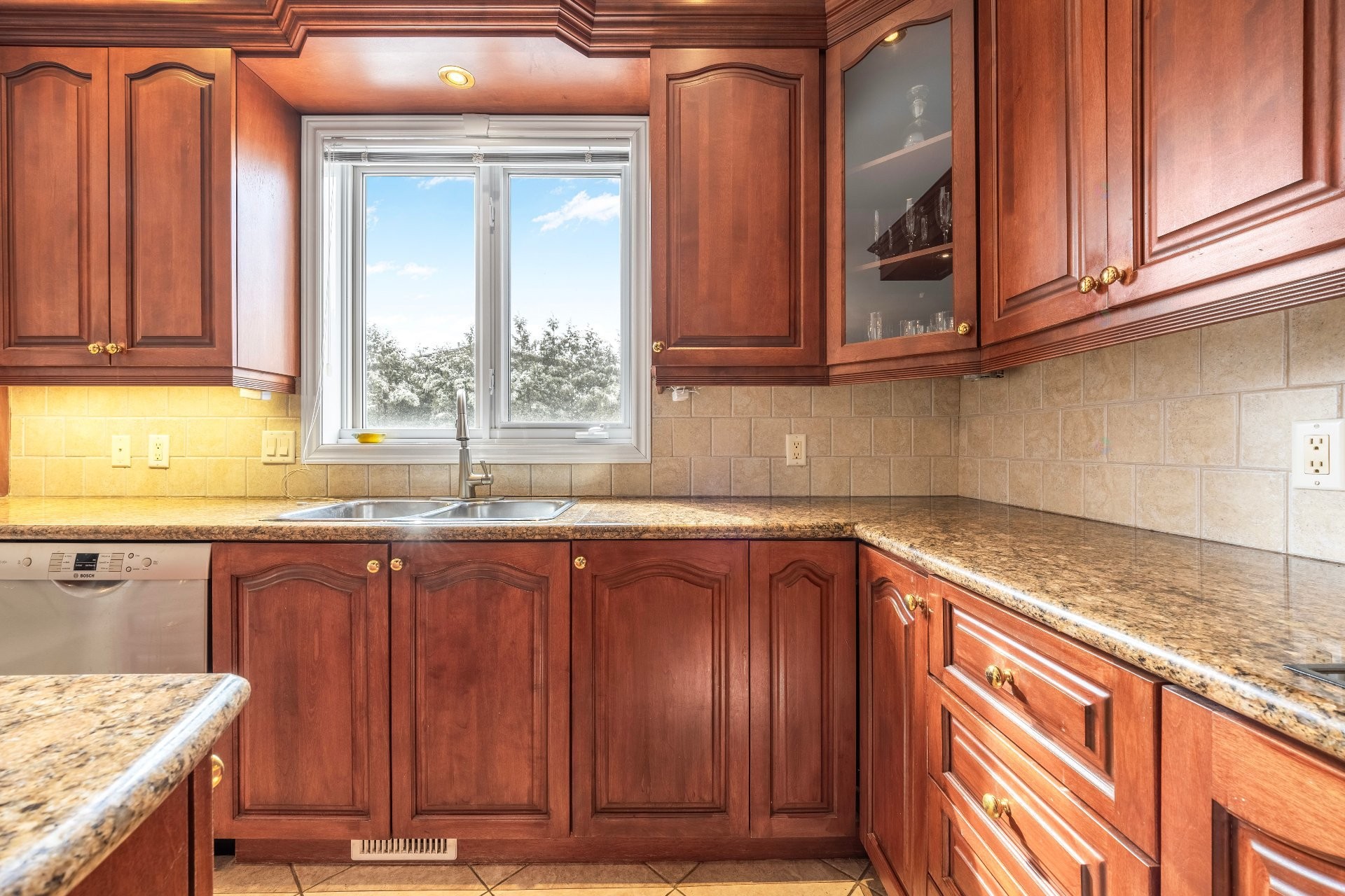 









3402


Av. des Ambassadeurs

,
Laval (Duvernay),




QC
H7E5M3

