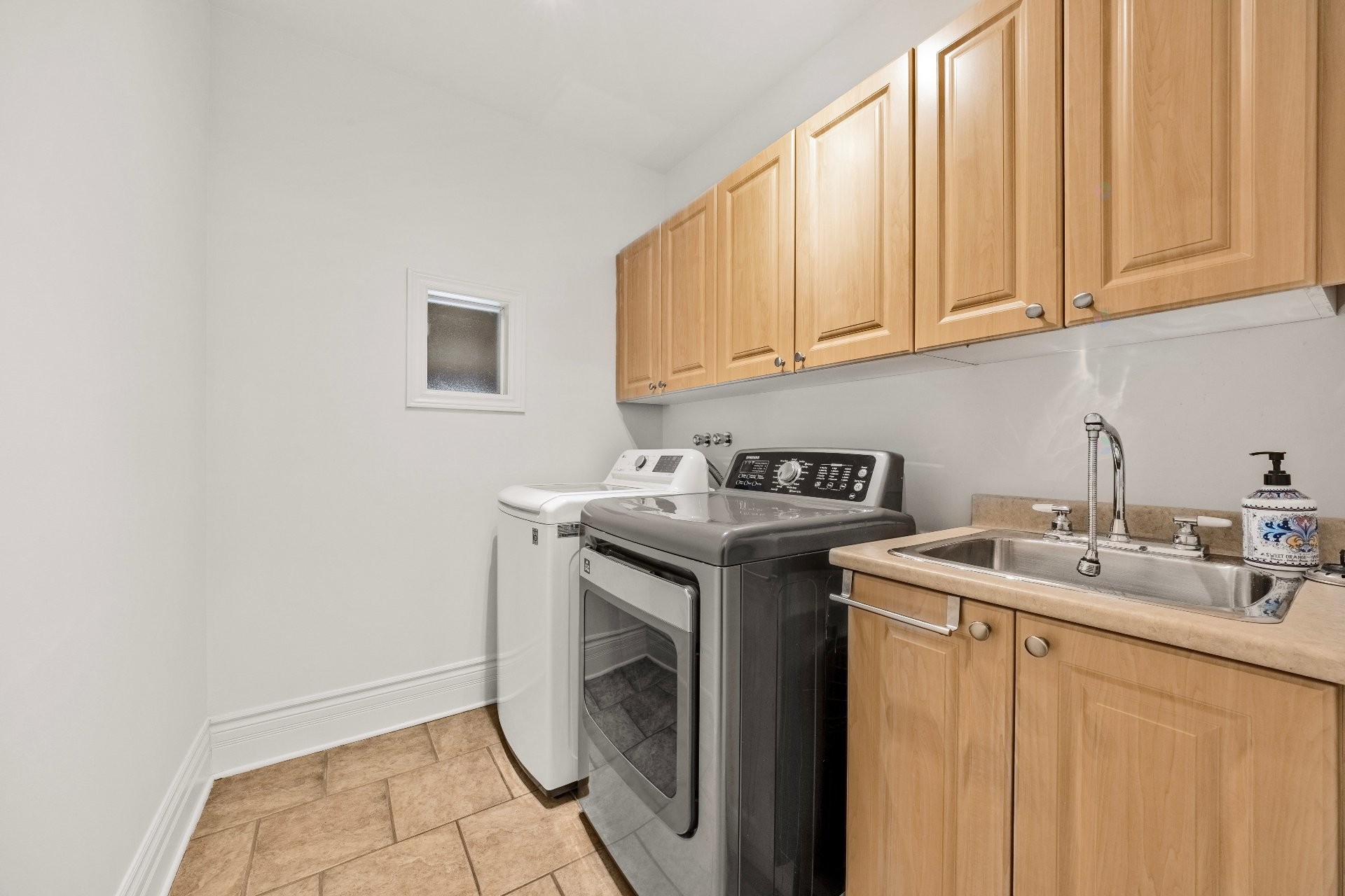 









3402


Av. des Ambassadeurs

,
Laval (Duvernay),




QC
H7E5M3

