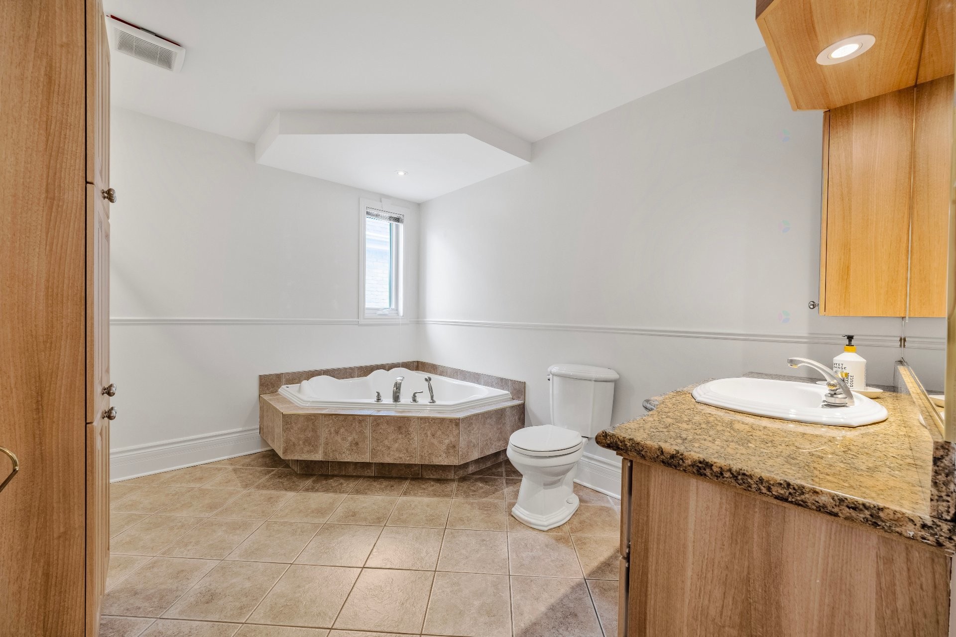 









3402


Av. des Ambassadeurs

,
Laval (Duvernay),




QC
H7E5M3

