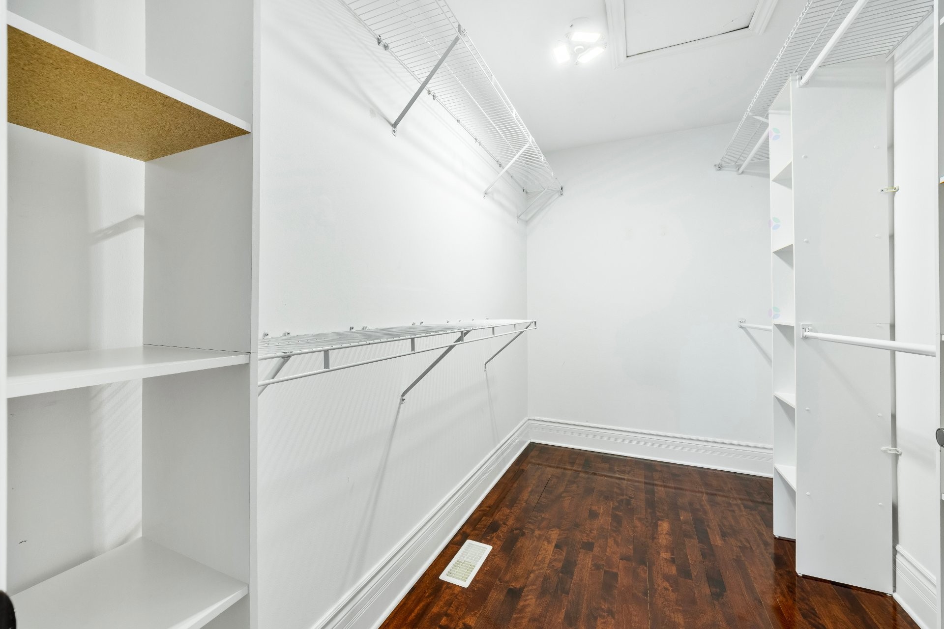 









3402


Av. des Ambassadeurs

,
Laval (Duvernay),




QC
H7E5M3

