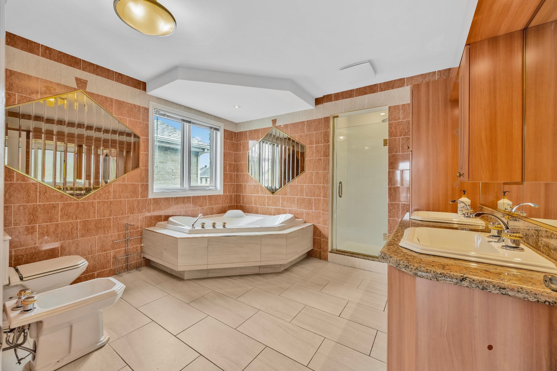 









3402


Av. des Ambassadeurs

,
Laval (Duvernay),




QC
H7E5M3

