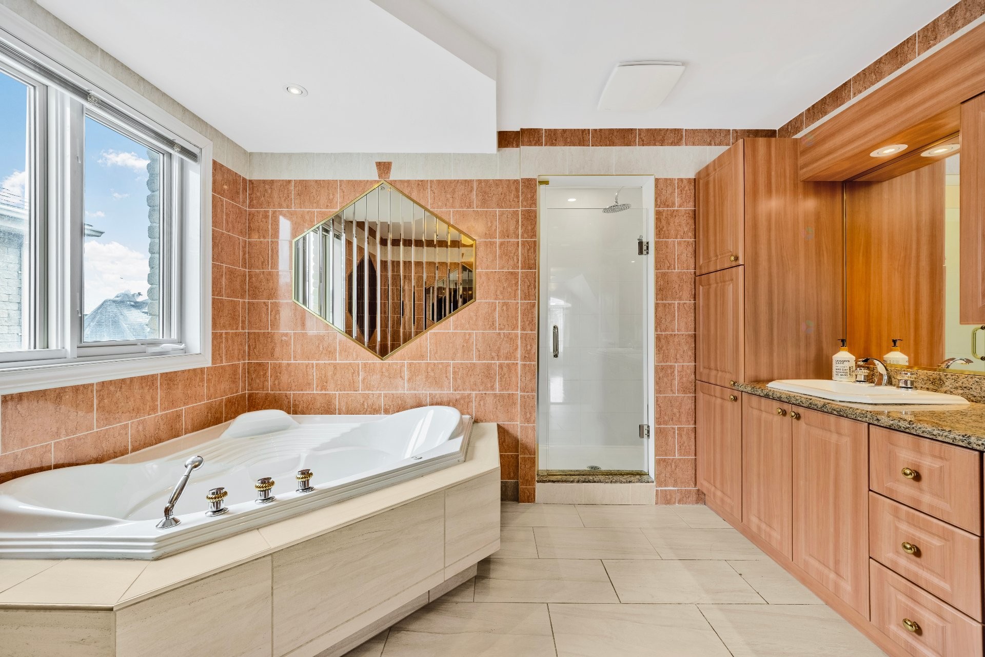 









3402


Av. des Ambassadeurs

,
Laval (Duvernay),




QC
H7E5M3

