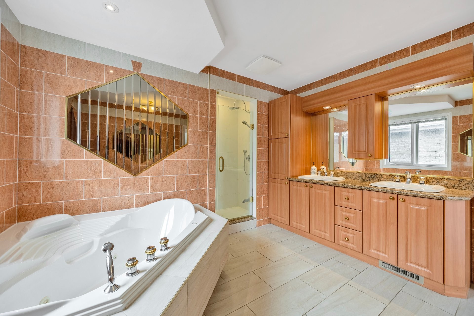 









3402


Av. des Ambassadeurs

,
Laval (Duvernay),




QC
H7E5M3

