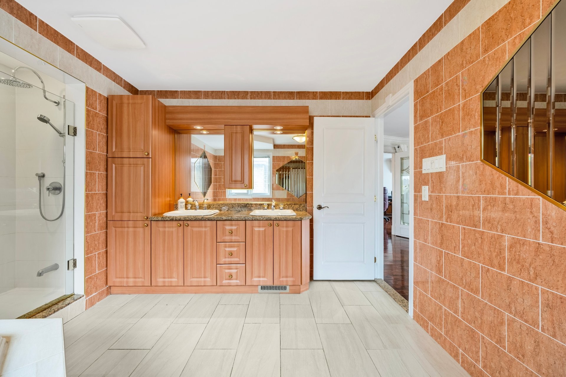 









3402


Av. des Ambassadeurs

,
Laval (Duvernay),




QC
H7E5M3

