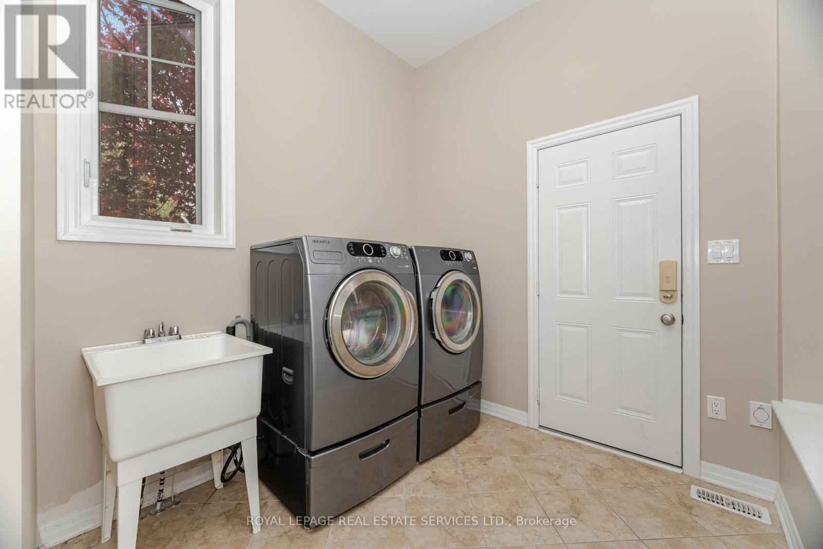 












444 COOMBS COURT

,
Milton,




Ontario
L9T7N5

