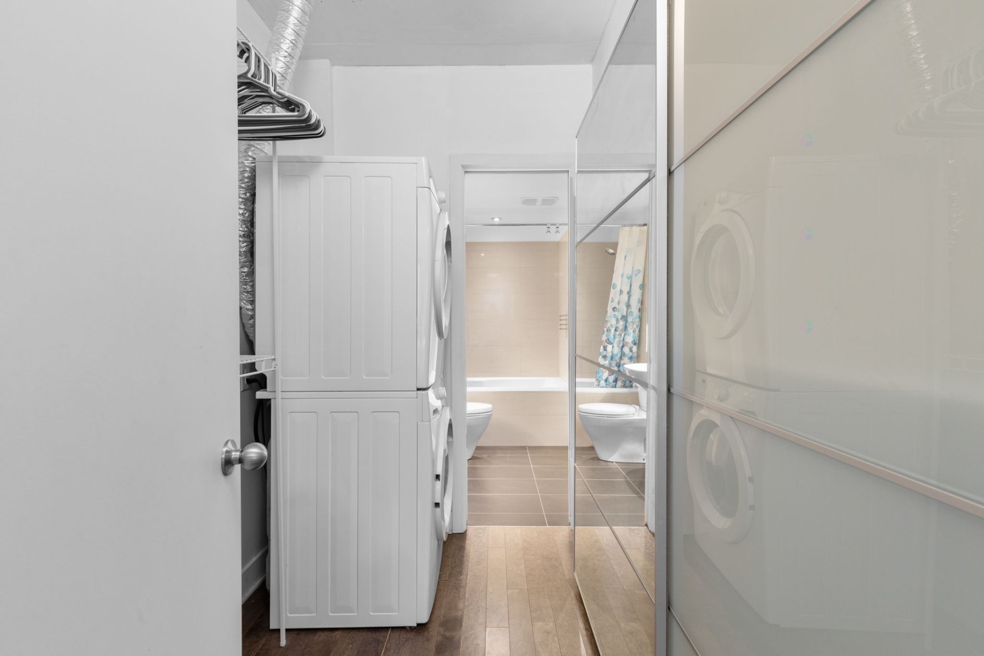 









1414


Rue Chomedey

, 547,
Montréal (Ville-Marie),




QC
H3H0A2

