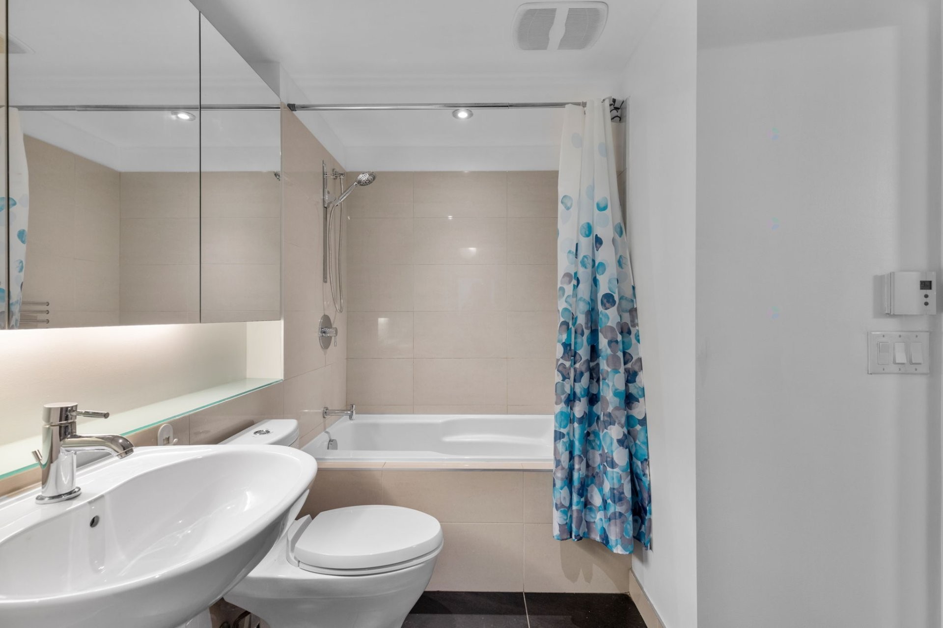 









1414


Rue Chomedey

, 547,
Montréal (Ville-Marie),




QC
H3H0A2

