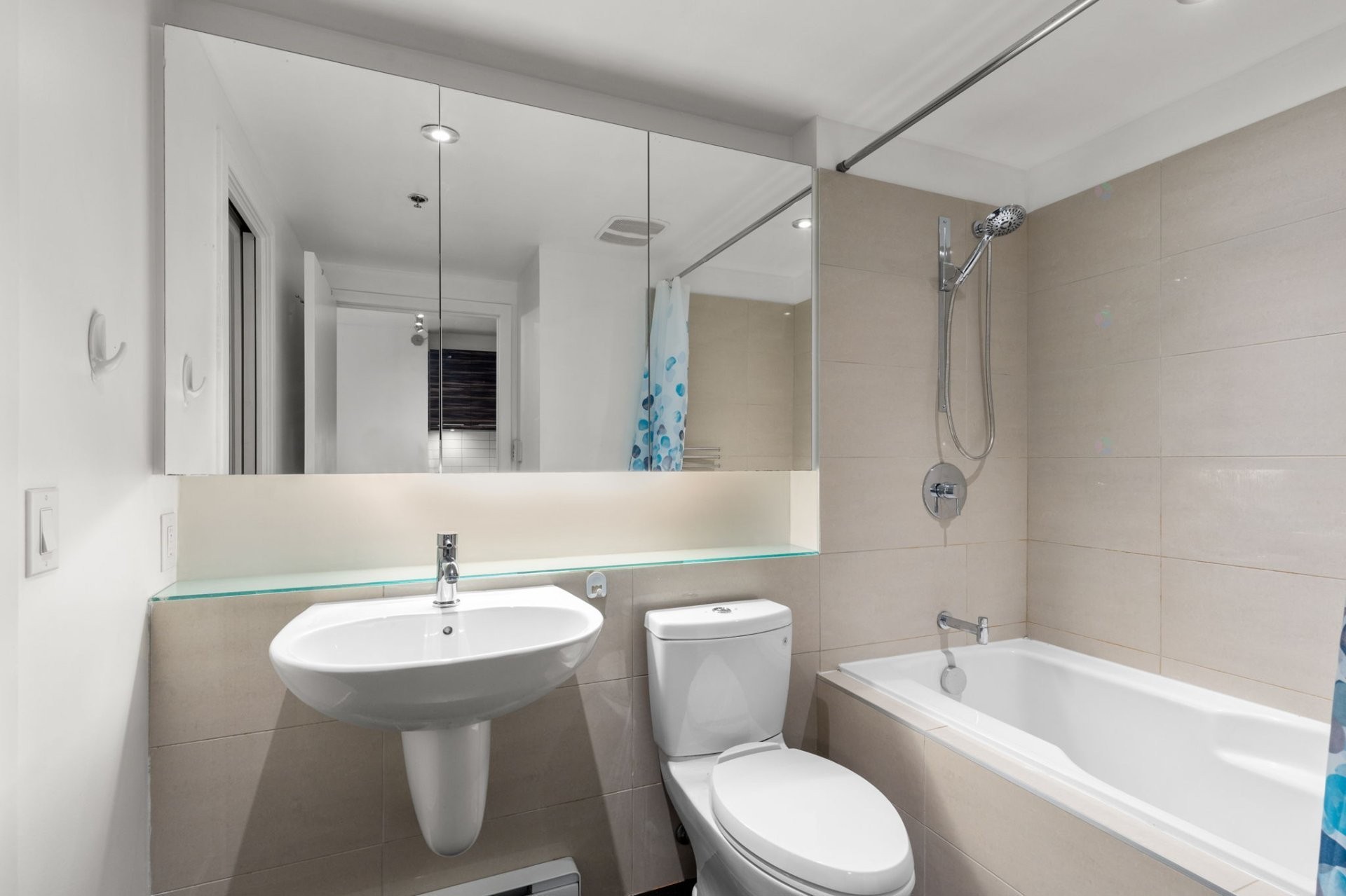 









1414


Rue Chomedey

, 547,
Montréal (Ville-Marie),




QC
H3H0A2

