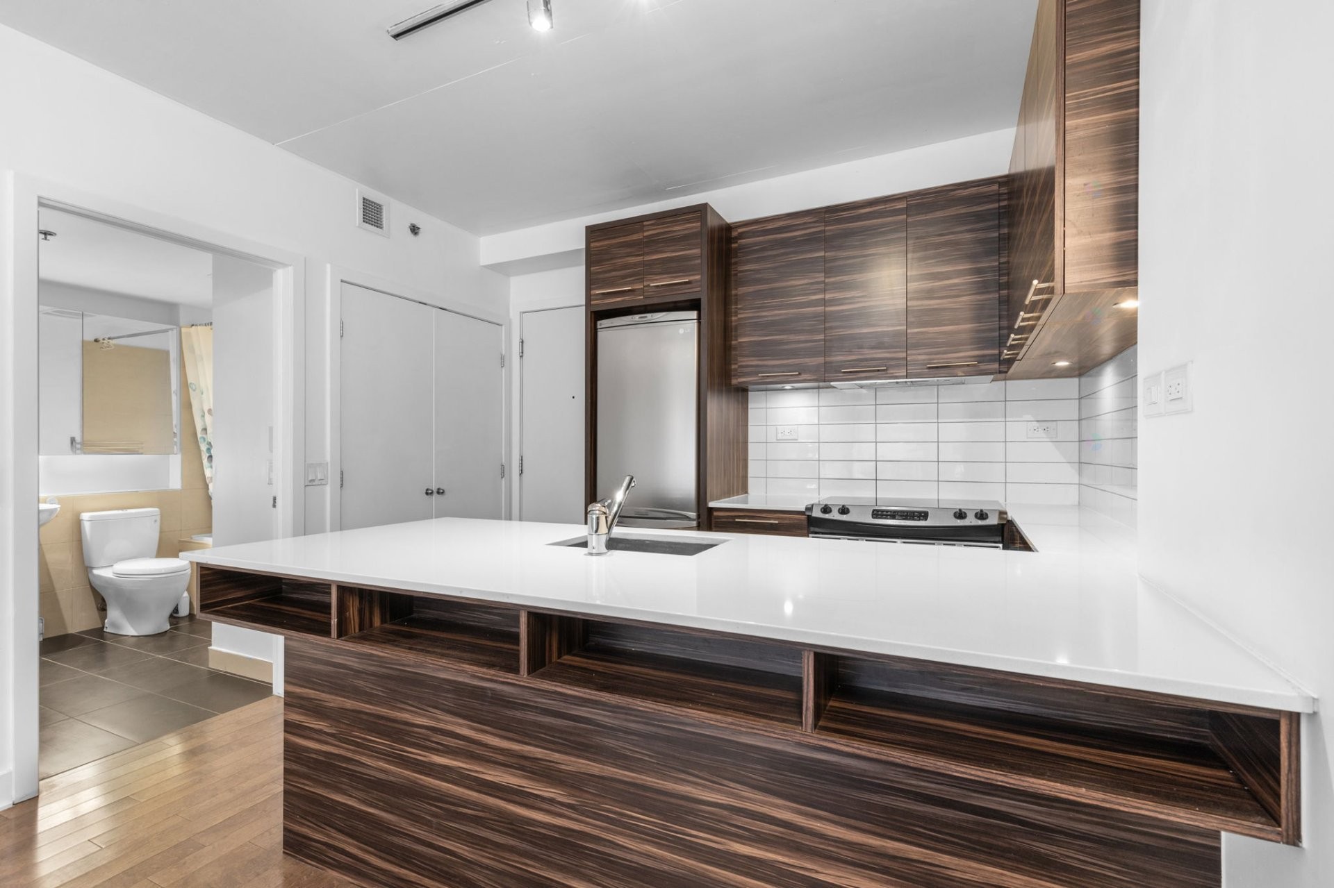 









1414


Rue Chomedey

, 547,
Montréal (Ville-Marie),




QC
H3H0A2

