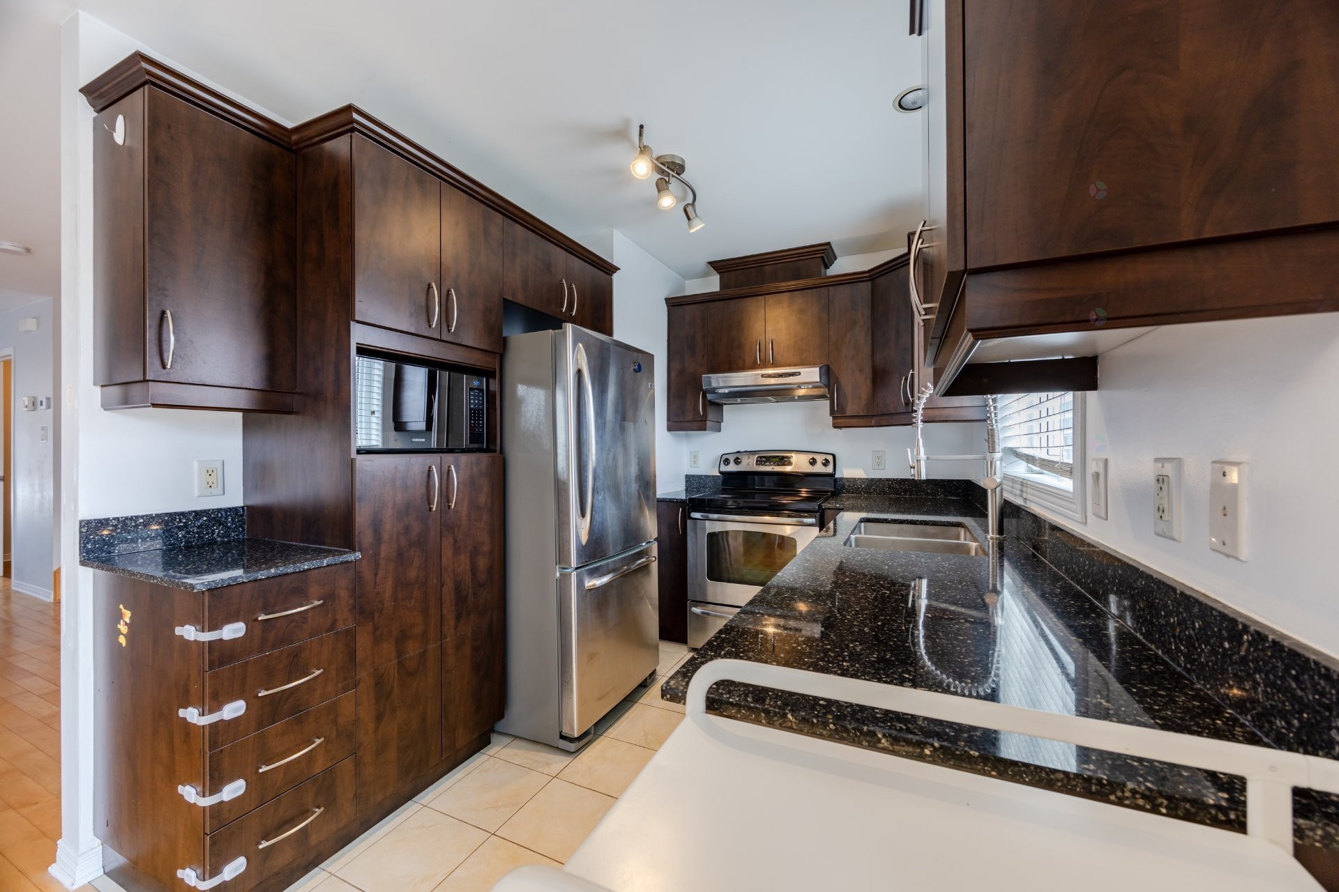 









1938


Ch. de St-Jean

,
La Prairie,




QC
J5R0E1

