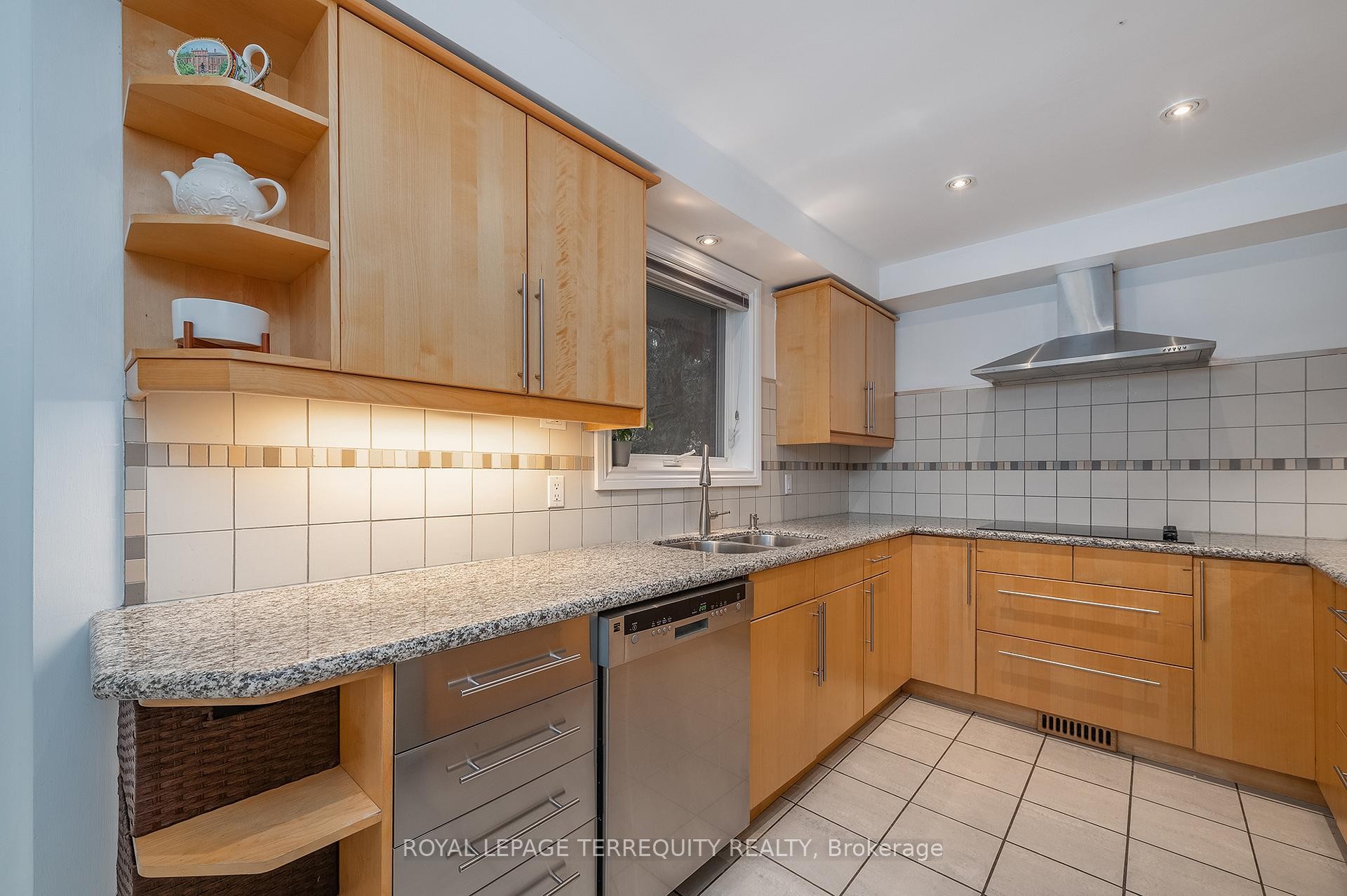 









6


Earlington

Avenue,
Toronto,




ON
M8X 2N5

