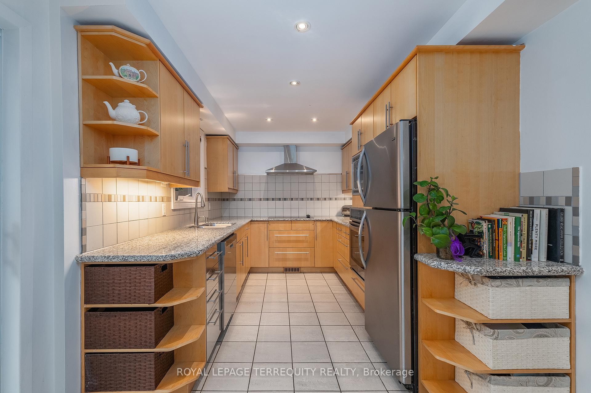 









6


Earlington

Avenue,
Toronto,




ON
M8X 2N5

