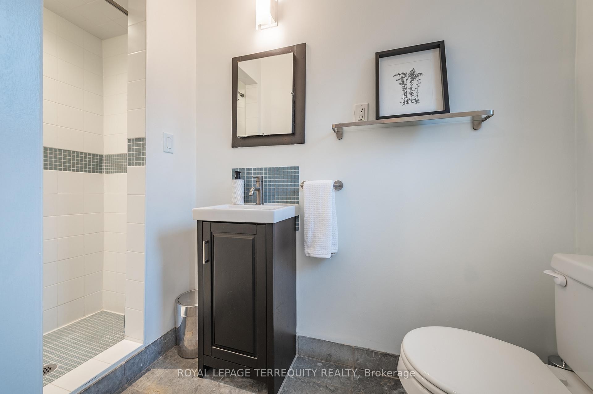 









6


Earlington

Avenue,
Toronto,




ON
M8X 2N5

