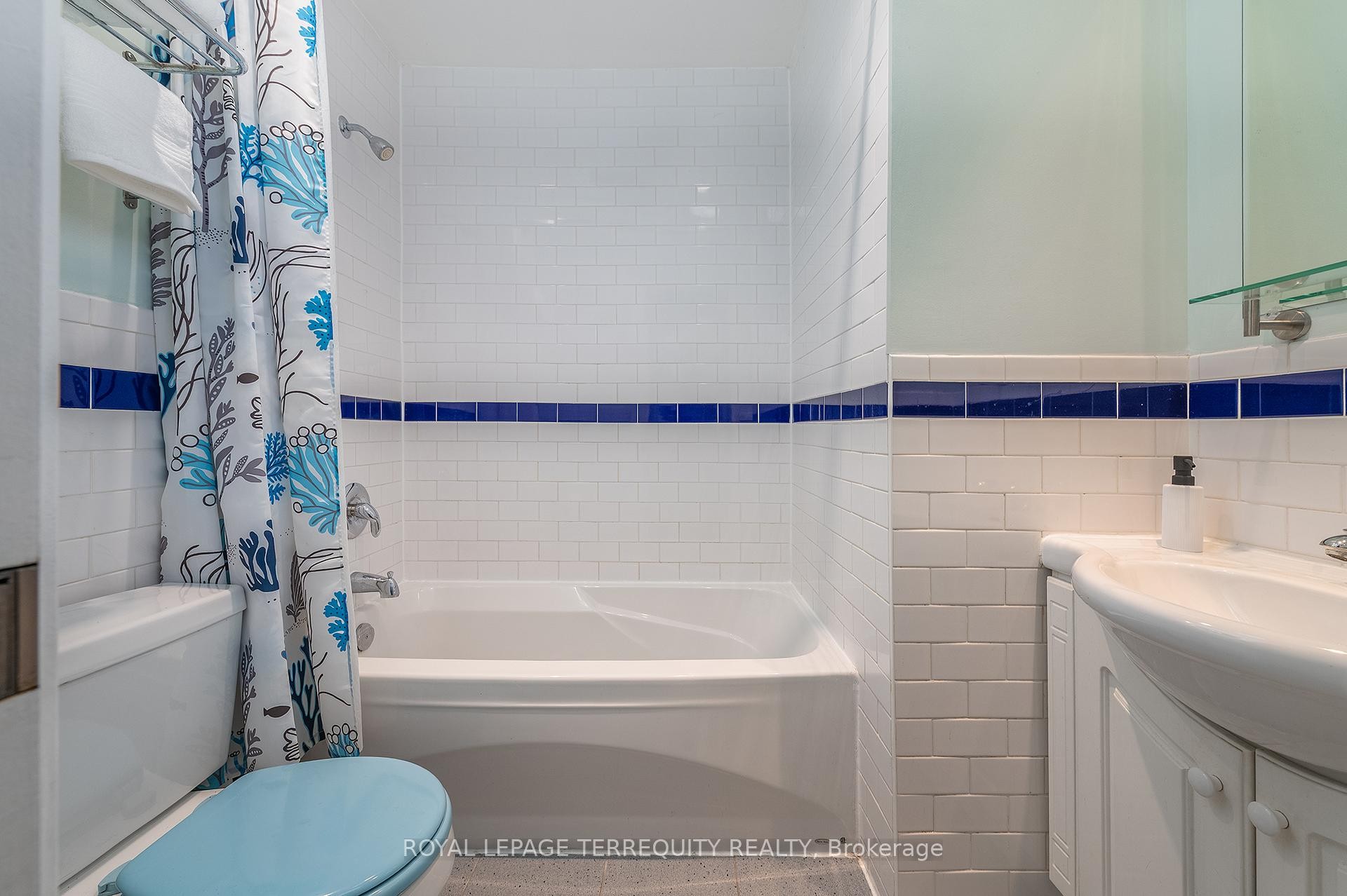 









6


Earlington

Avenue,
Toronto,




ON
M8X 2N5

