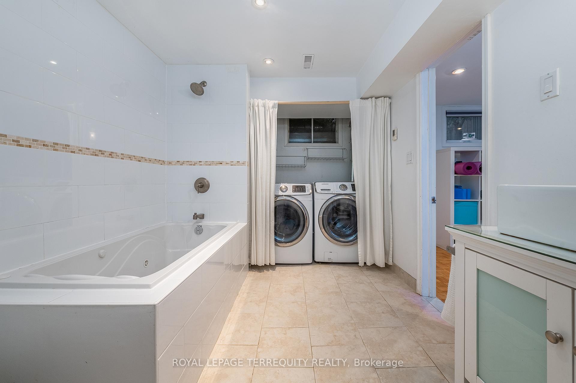 









6


Earlington

Avenue,
Toronto,




ON
M8X 2N5

