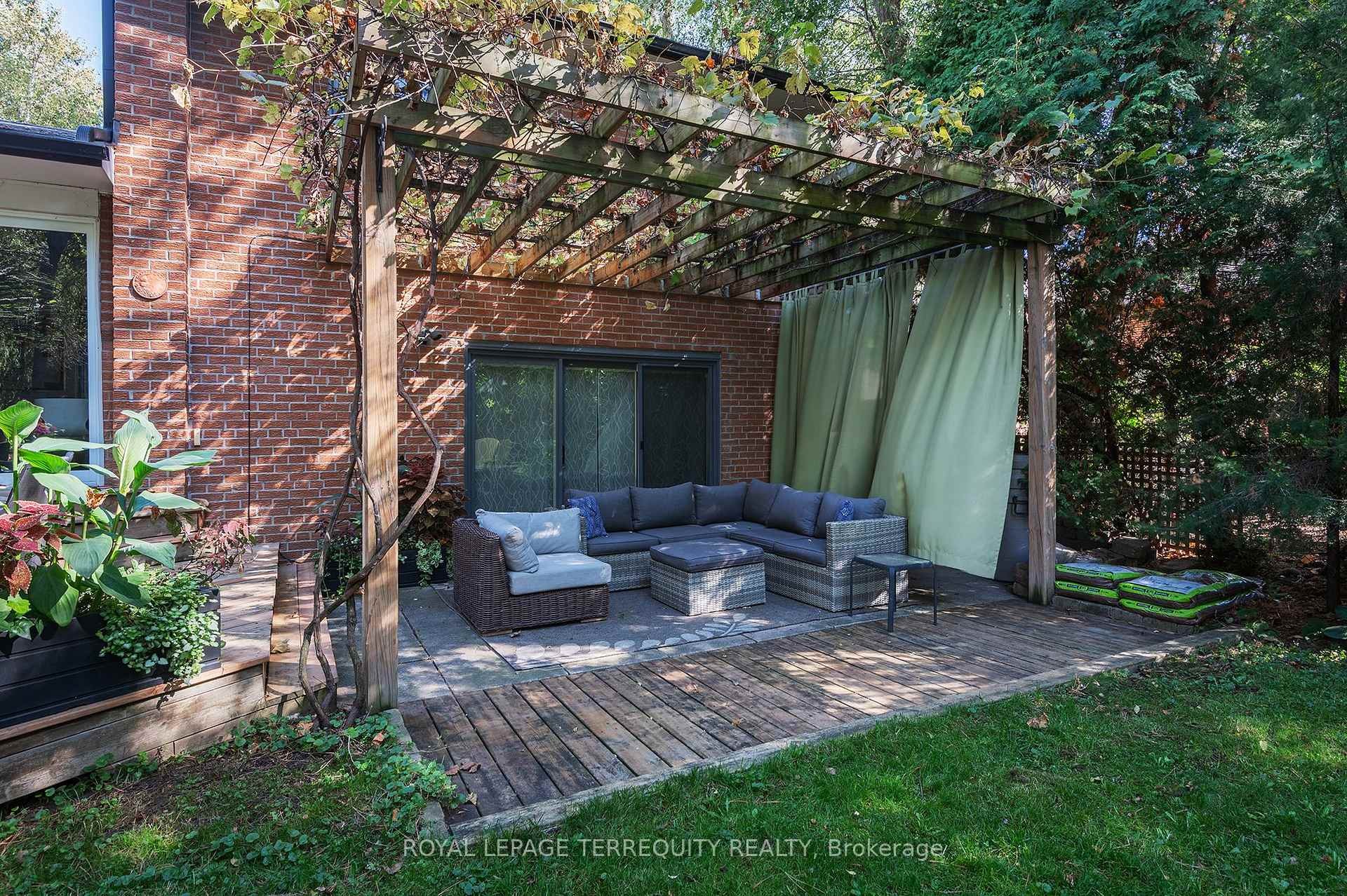 









6


Earlington

Avenue,
Toronto,




ON
M8X 2N5

