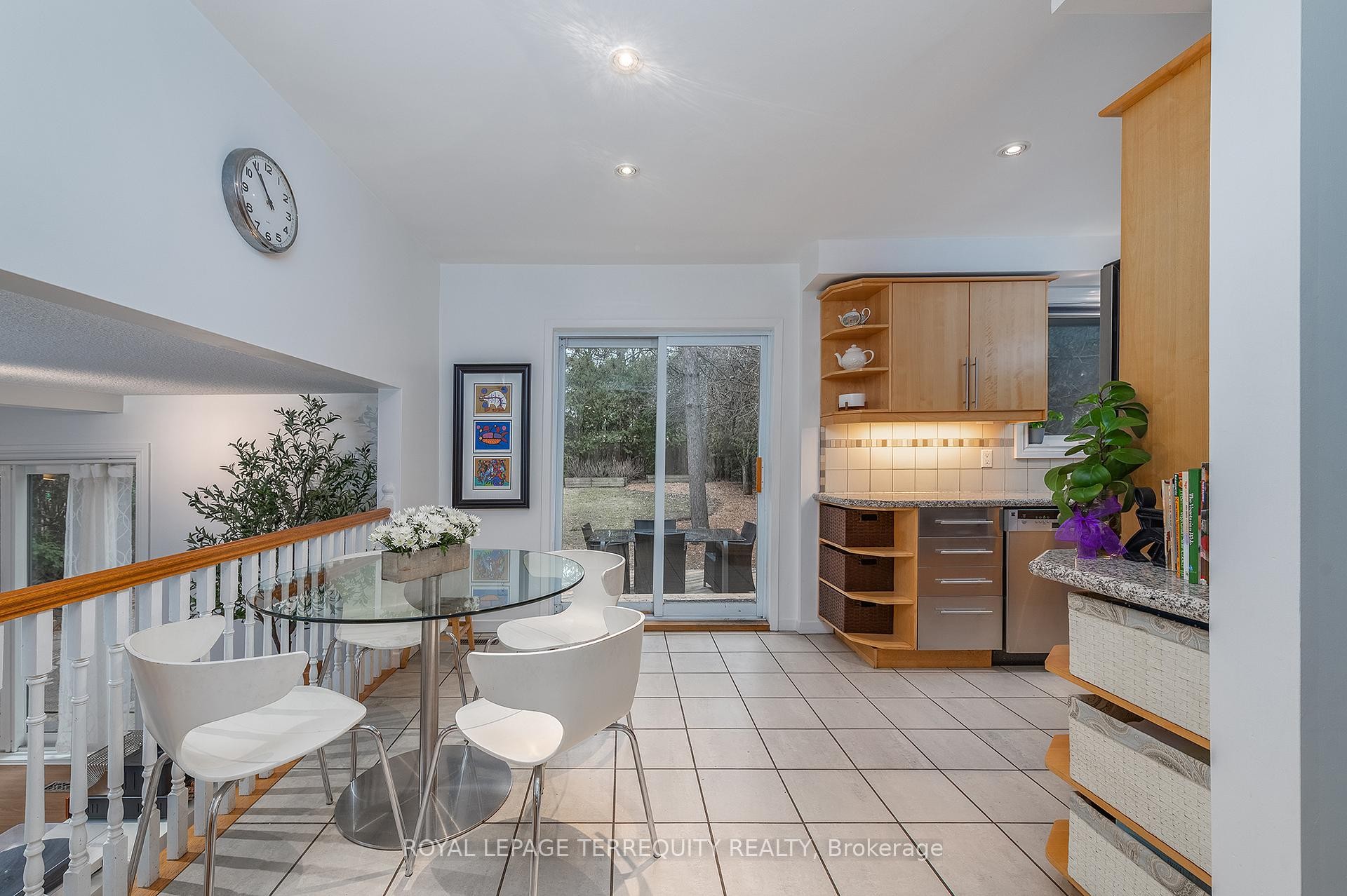 









6


Earlington

Avenue,
Toronto,




ON
M8X 2N5

