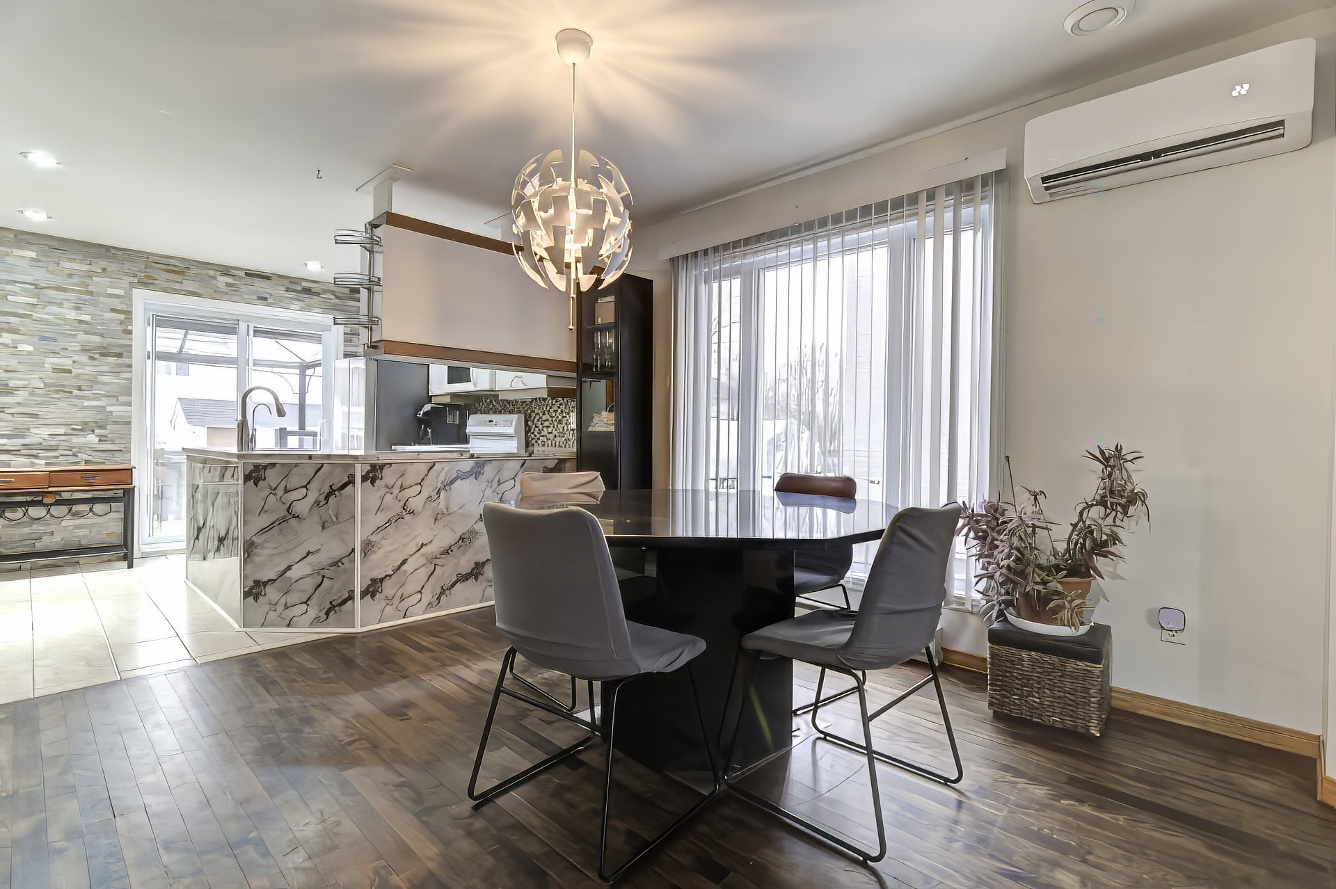 









492


Rue Médard-Bourgault

,
Laval (Sainte-Rose),




QC
H7L5M5

