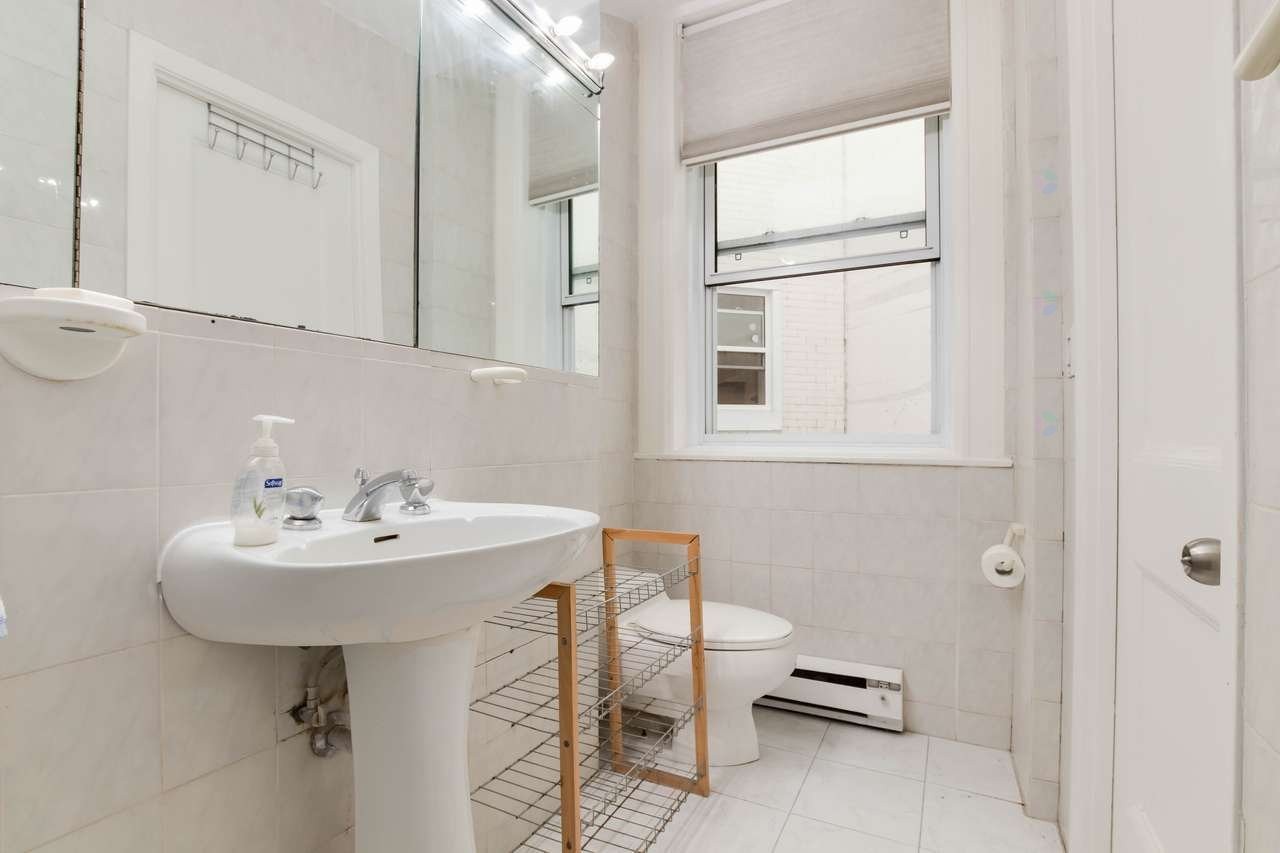 









900


Rue Sherbrooke O.

, 52,
Montréal (Ville-Marie),




QC
H3A1G3

