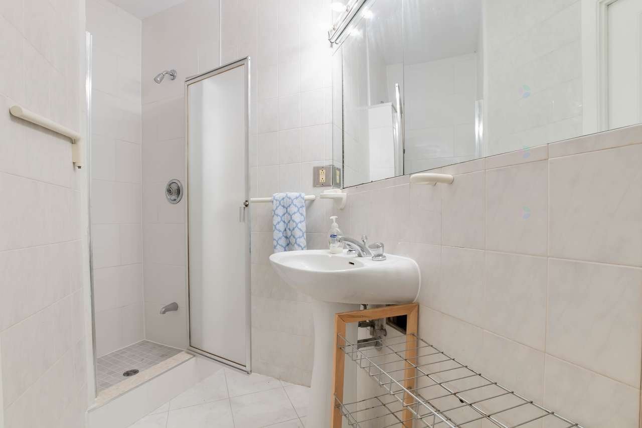 









900


Rue Sherbrooke O.

, 52,
Montréal (Ville-Marie),




QC
H3A1G3

