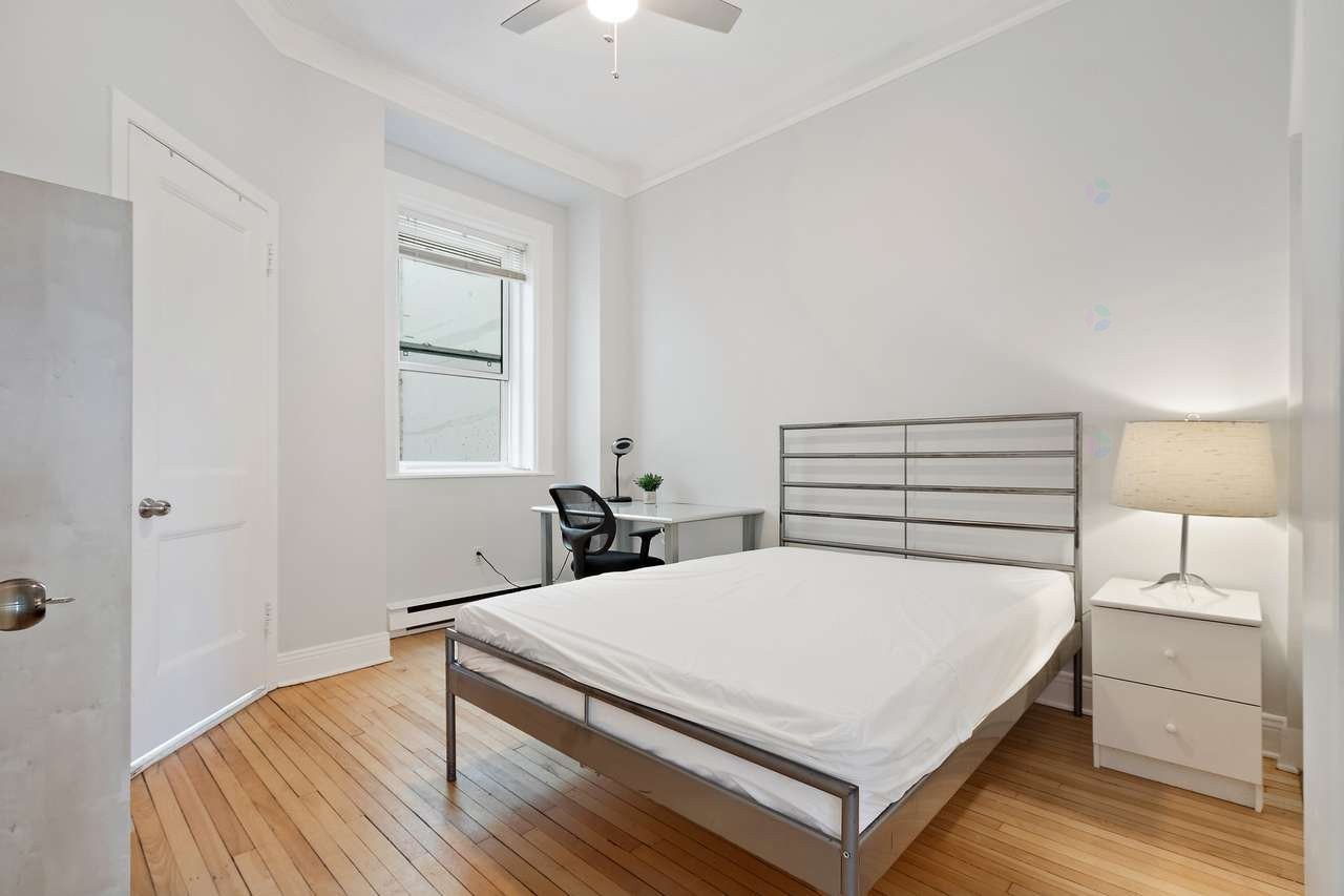 









900


Rue Sherbrooke O.

, 52,
Montréal (Ville-Marie),




QC
H3A1G3

