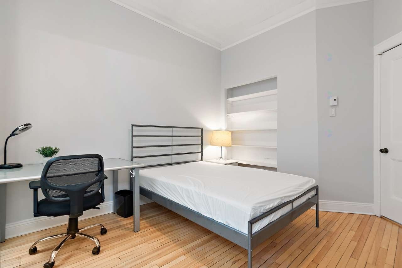 









900


Rue Sherbrooke O.

, 52,
Montréal (Ville-Marie),




QC
H3A1G3

