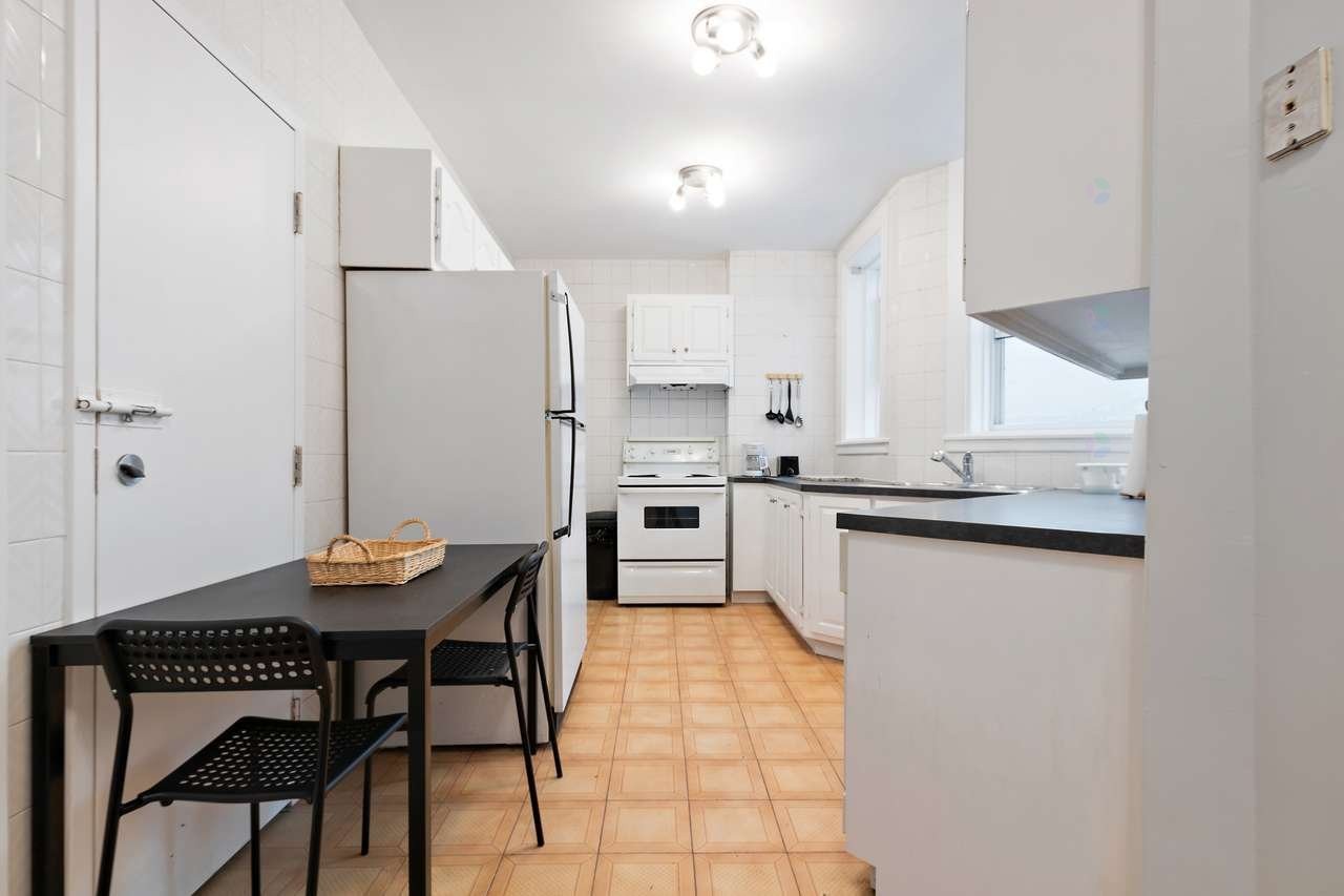 









900


Rue Sherbrooke O.

, 52,
Montréal (Ville-Marie),




QC
H3A1G3

