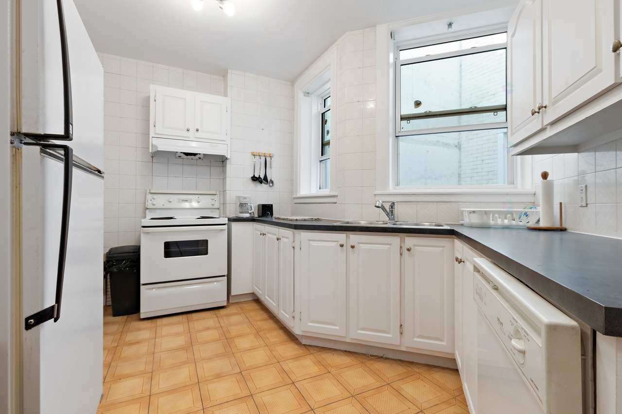 









900


Rue Sherbrooke O.

, 52,
Montréal (Ville-Marie),




QC
H3A1G3

