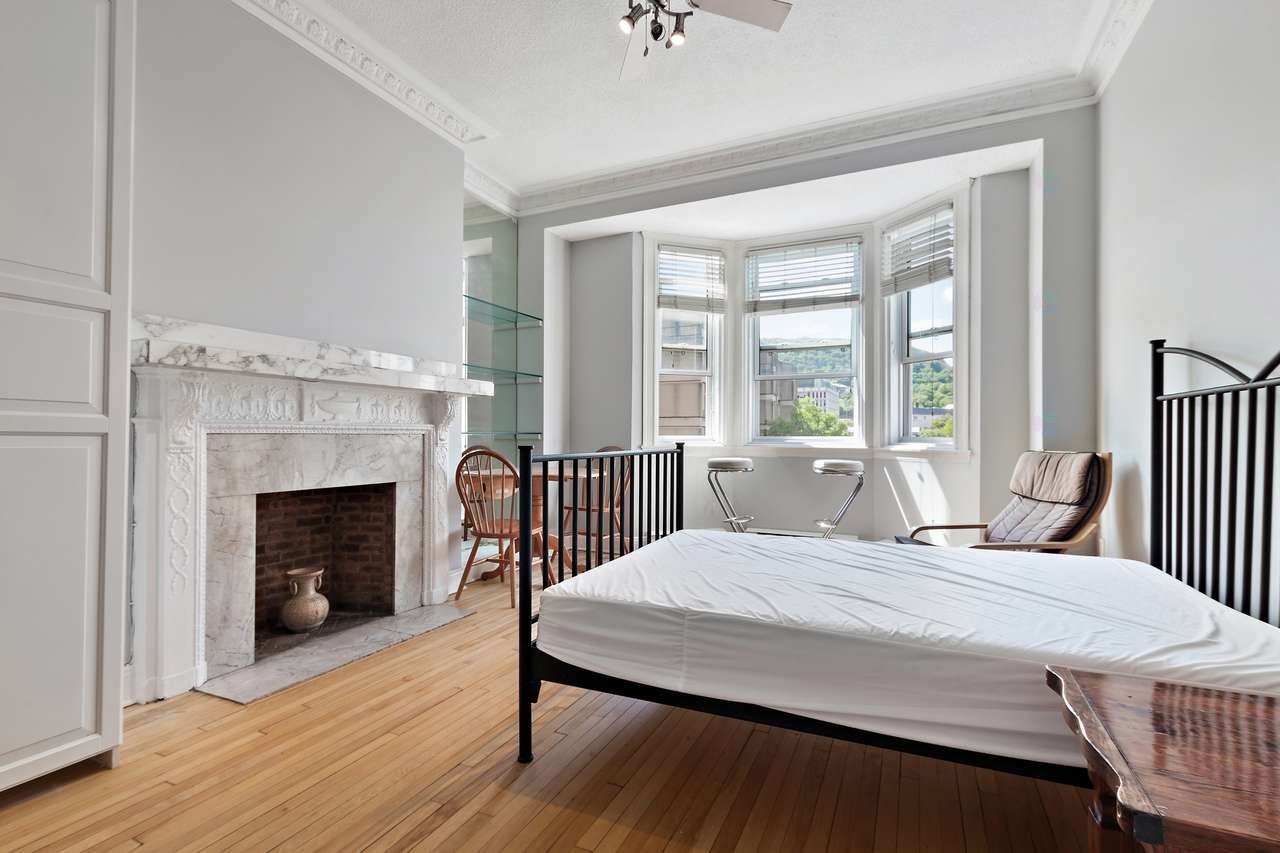 









900


Rue Sherbrooke O.

, 52,
Montréal (Ville-Marie),




QC
H3A1G3

