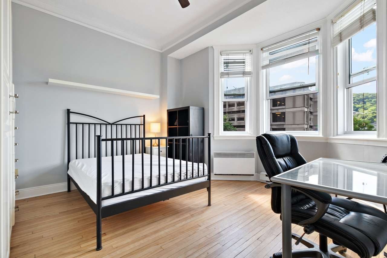 









900


Rue Sherbrooke O.

, 52,
Montréal (Ville-Marie),




QC
H3A1G3

