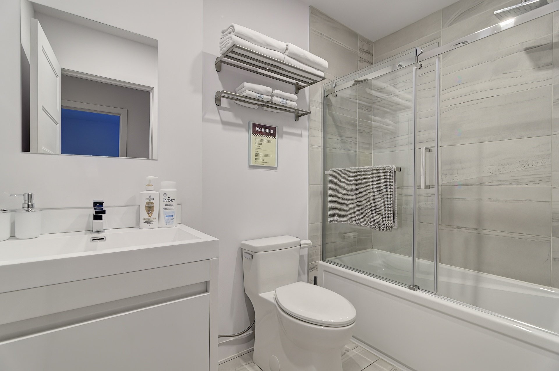 









2001


Av. Beaconsfield

, 315,
Montréal (Côte-des-Neiges/Notre-Dame-de-Grâce),




QC
H4A2G5

