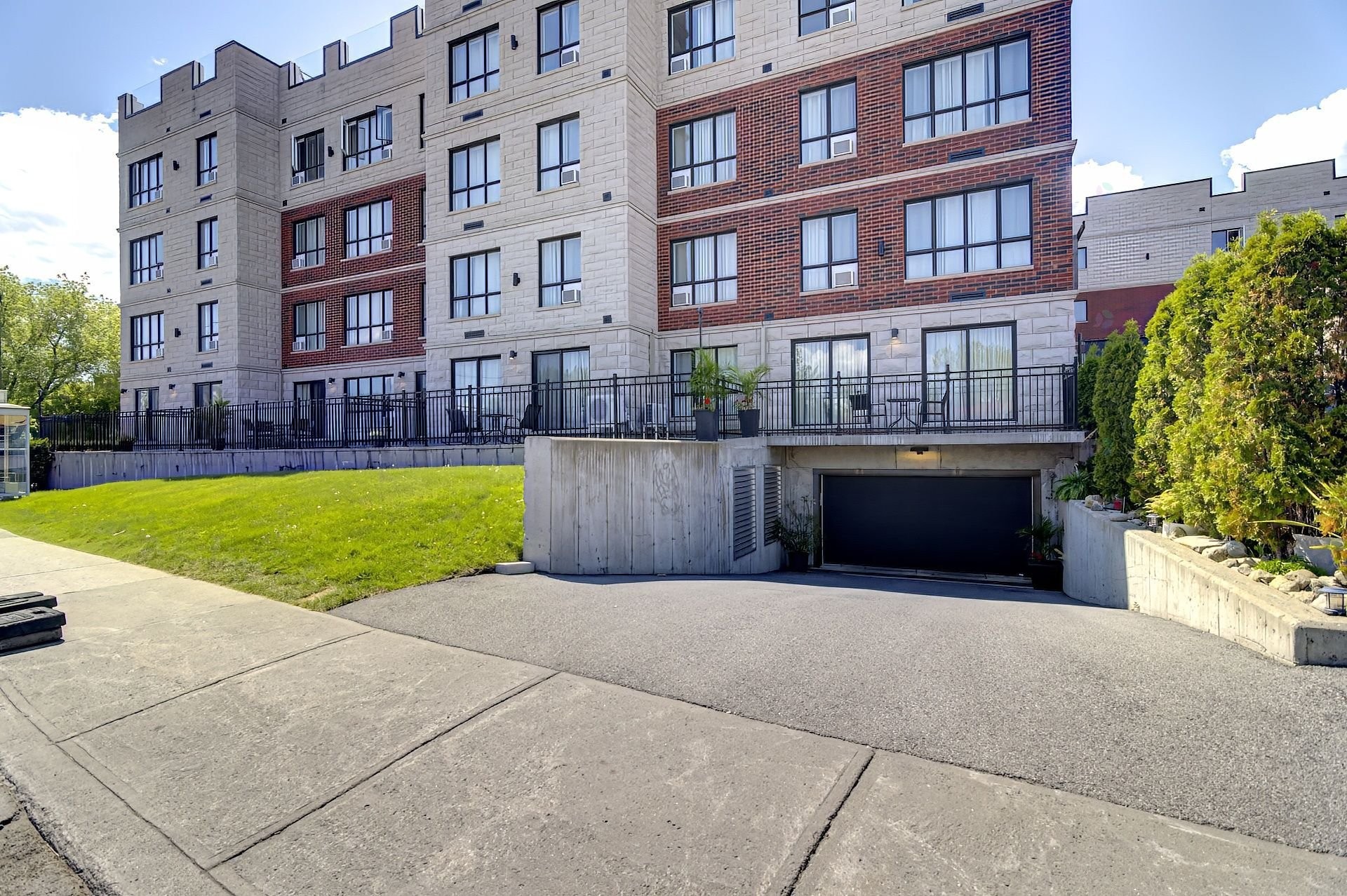 









2001


Av. Beaconsfield

, 315,
Montréal (Côte-des-Neiges/Notre-Dame-de-Grâce),




QC
H4A2G5

