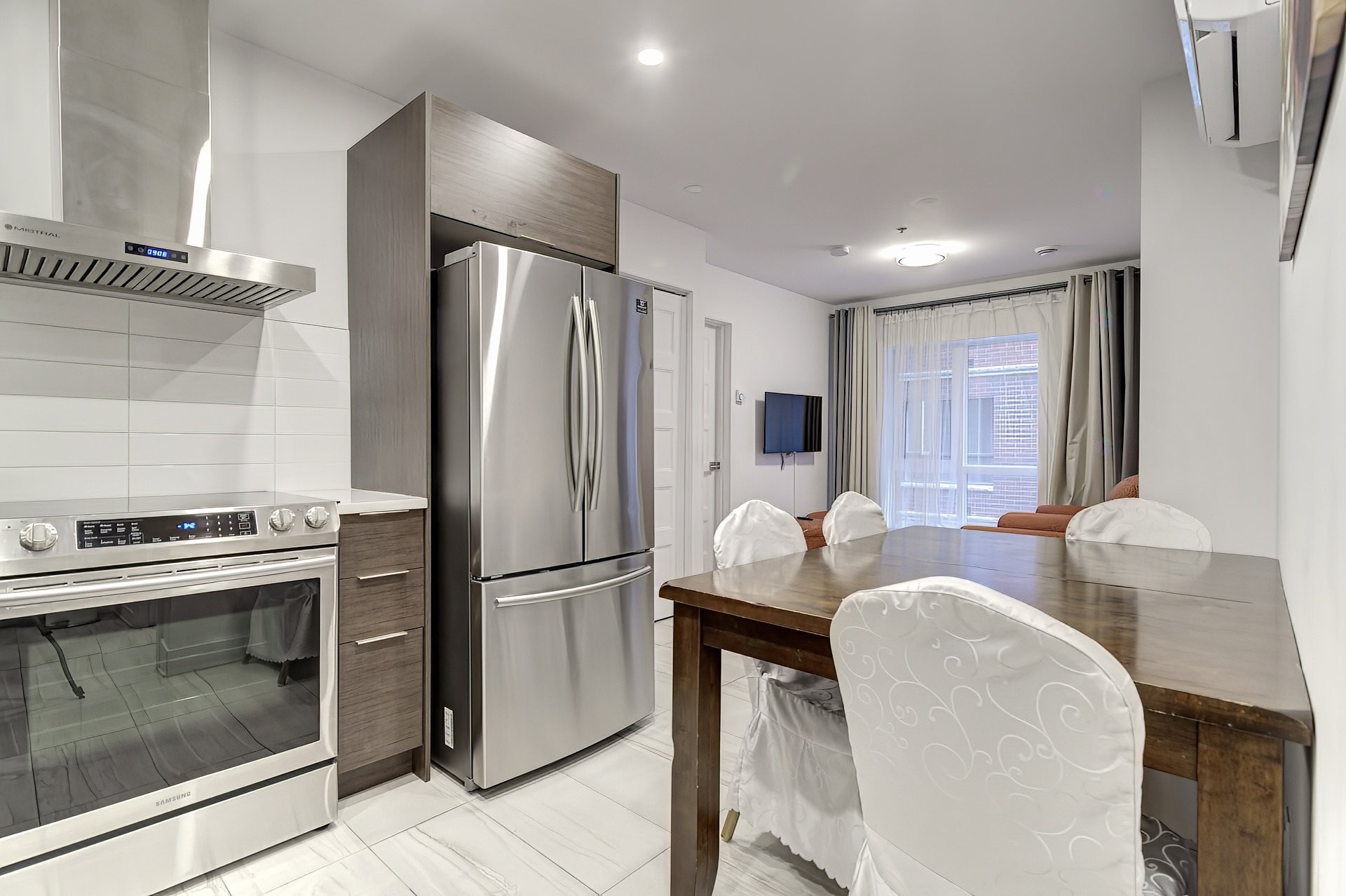 









2001


Av. Beaconsfield

, 313,
Montréal (Côte-des-Neiges/Notre-Dame-de-Grâce),




QC
H4A2G5

