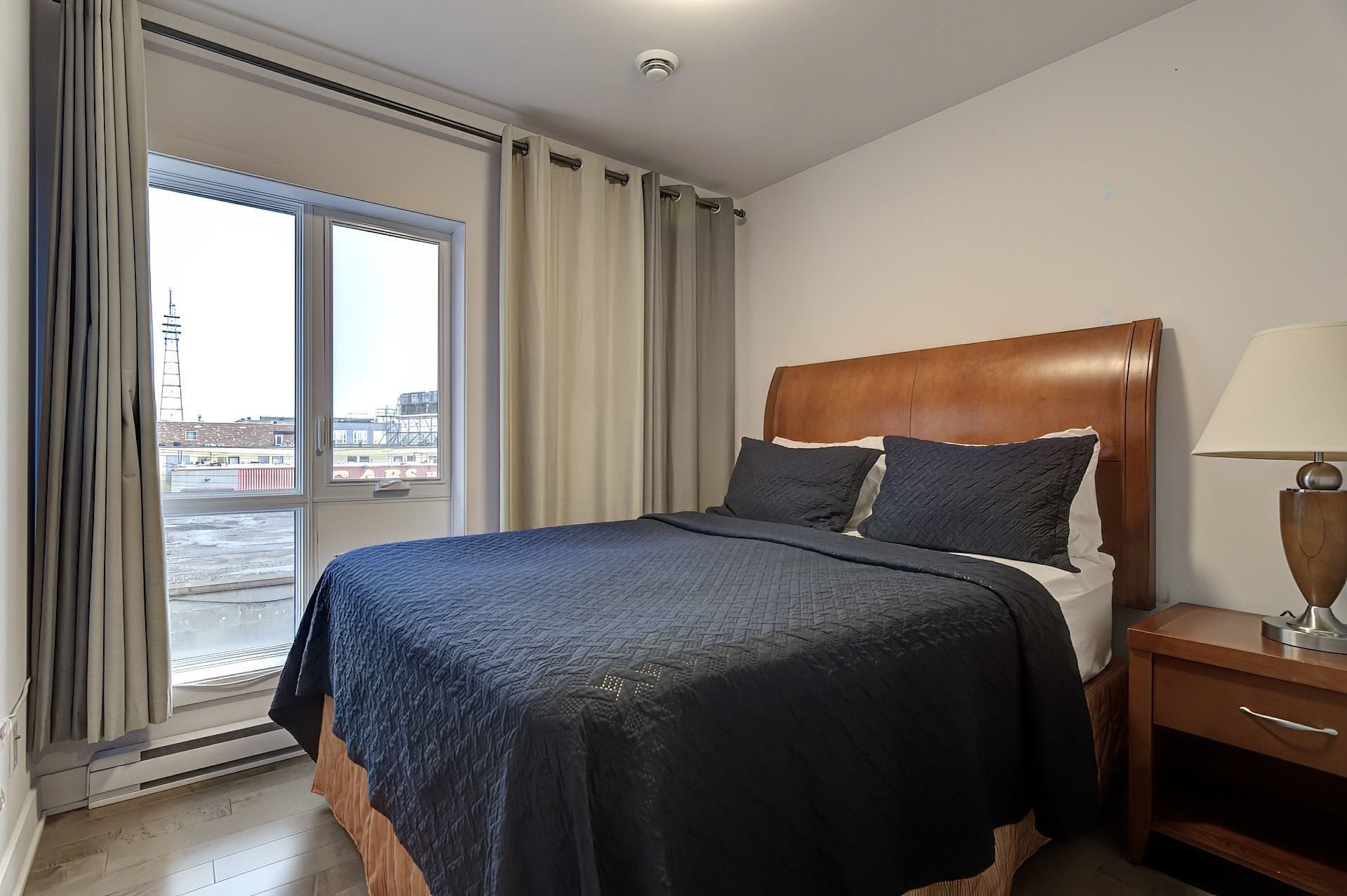 









2001


Av. Beaconsfield

, 415,
Montréal (Côte-des-Neiges/Notre-Dame-de-Grâce),




QC
H4A2G5

