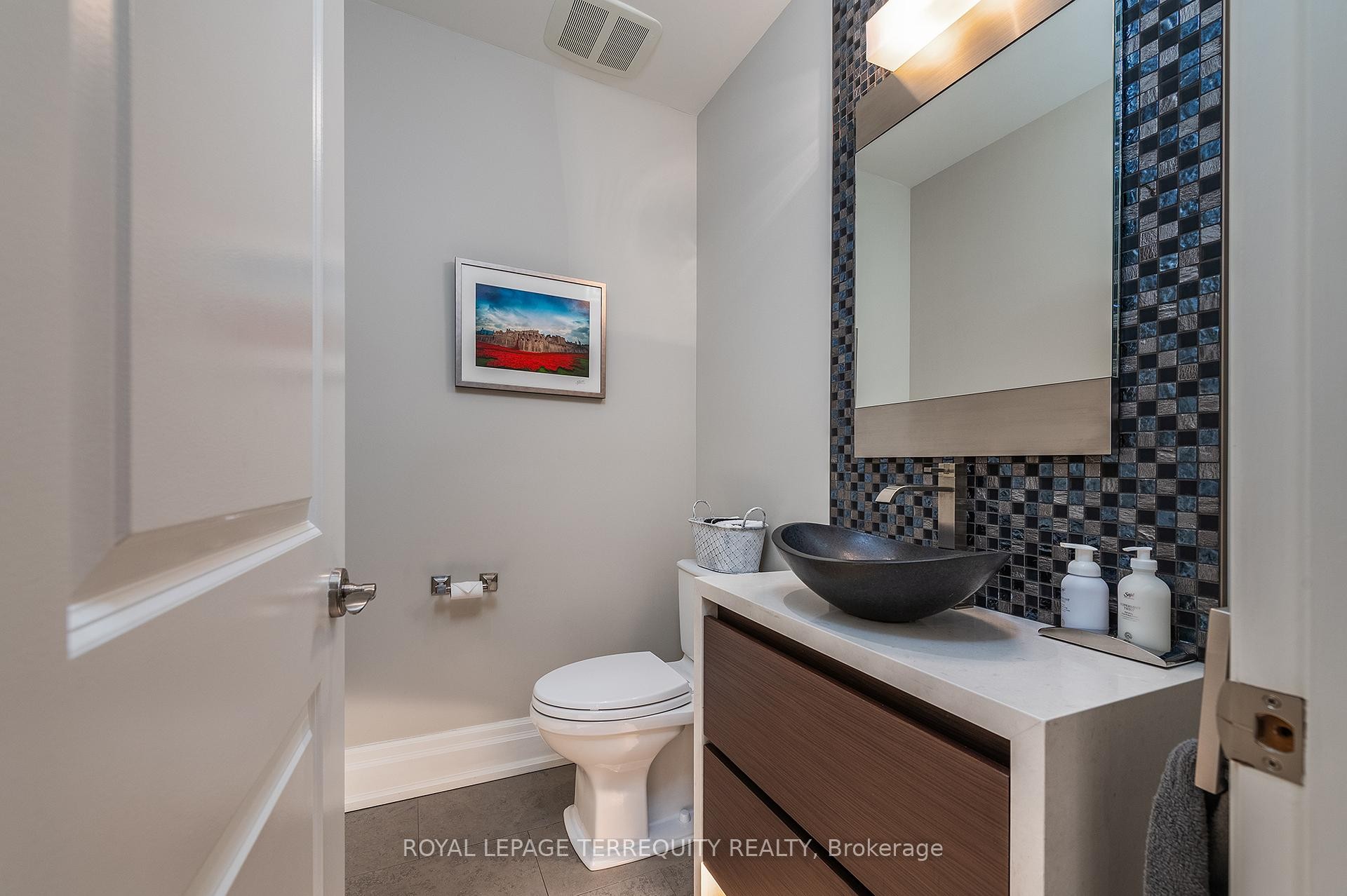 









19


Bannon

Avenue,
Toronto,




ON
M8X 1T6

