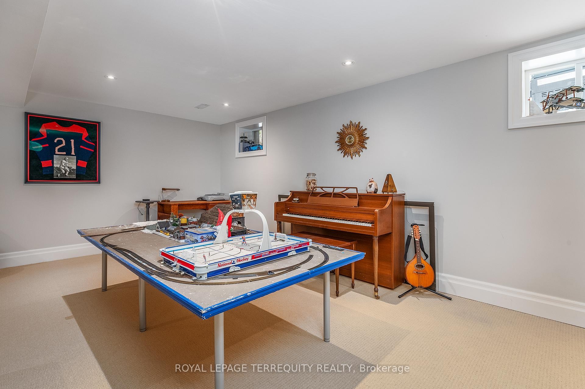 









19


Bannon

Avenue,
Toronto,




ON
M8X 1T6

