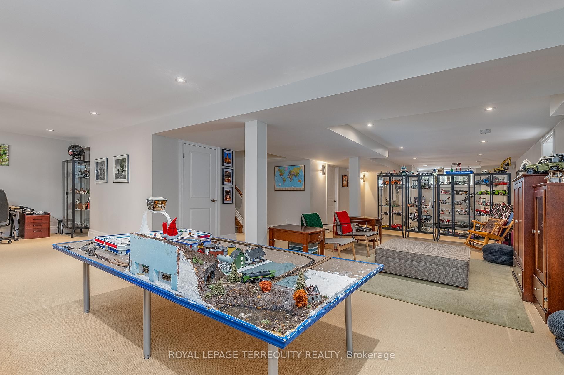 









19


Bannon

Avenue,
Toronto,




ON
M8X 1T6

